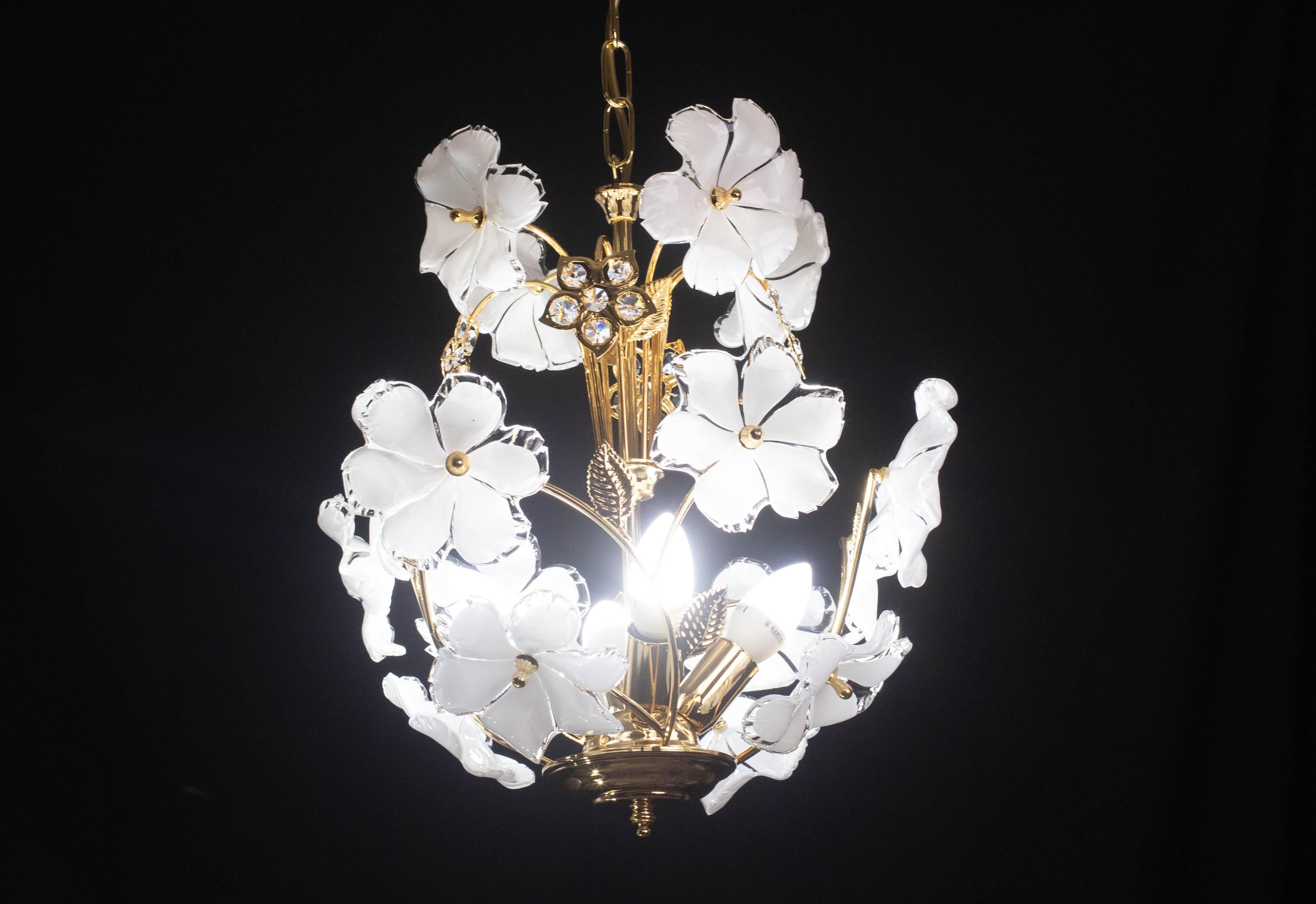 Vintage Murano glass chandelier full of white flowers in murano glass.
The chandelier has 4 light points with E14 socket, possible to rewire for Usa standards.
The frame is made of gold bath in excellent vintage condition.
The height of the