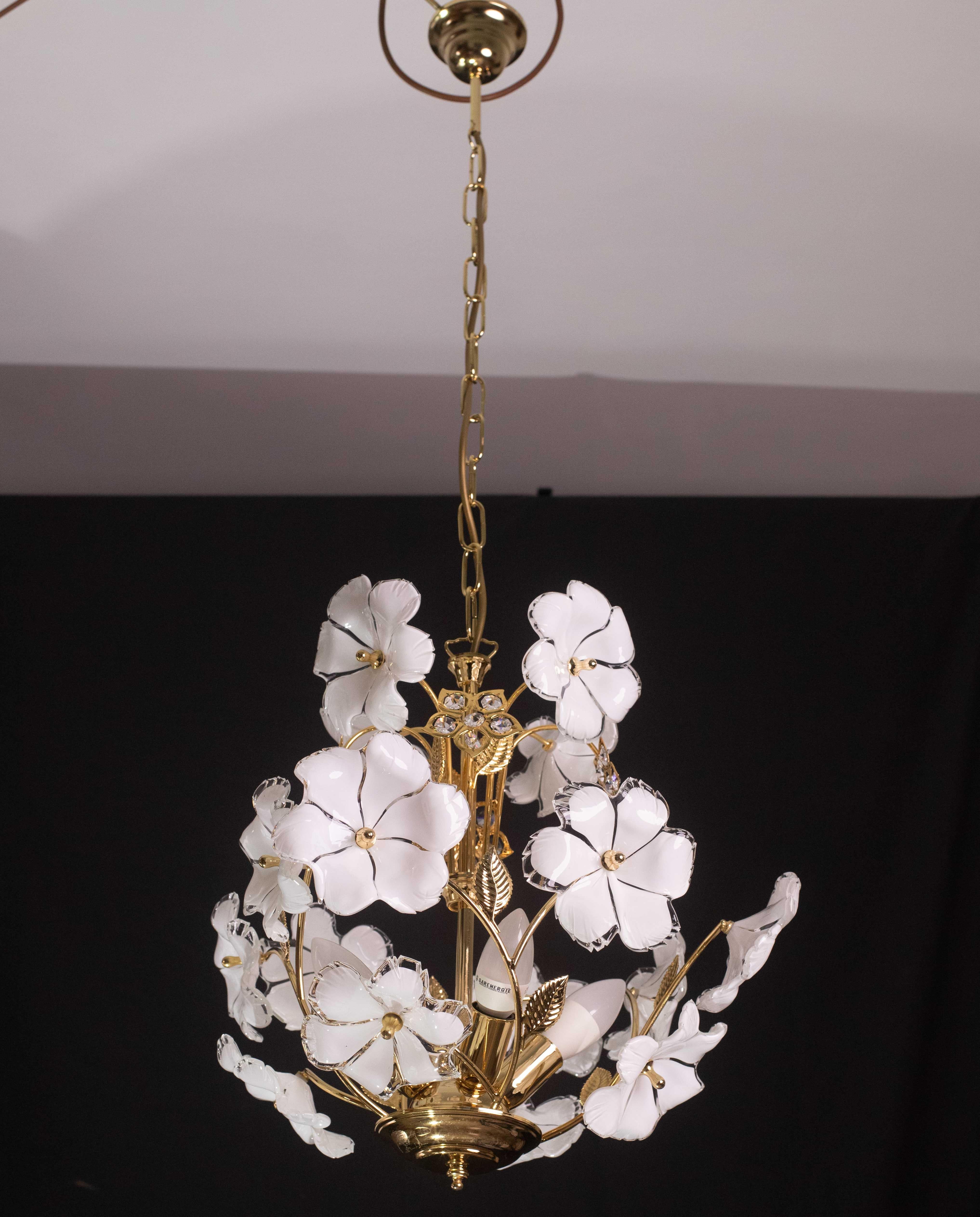 Charming Murano and Crystal Glass Vintage Chandelier White Flowers, 1970s In Good Condition For Sale In Roma, IT