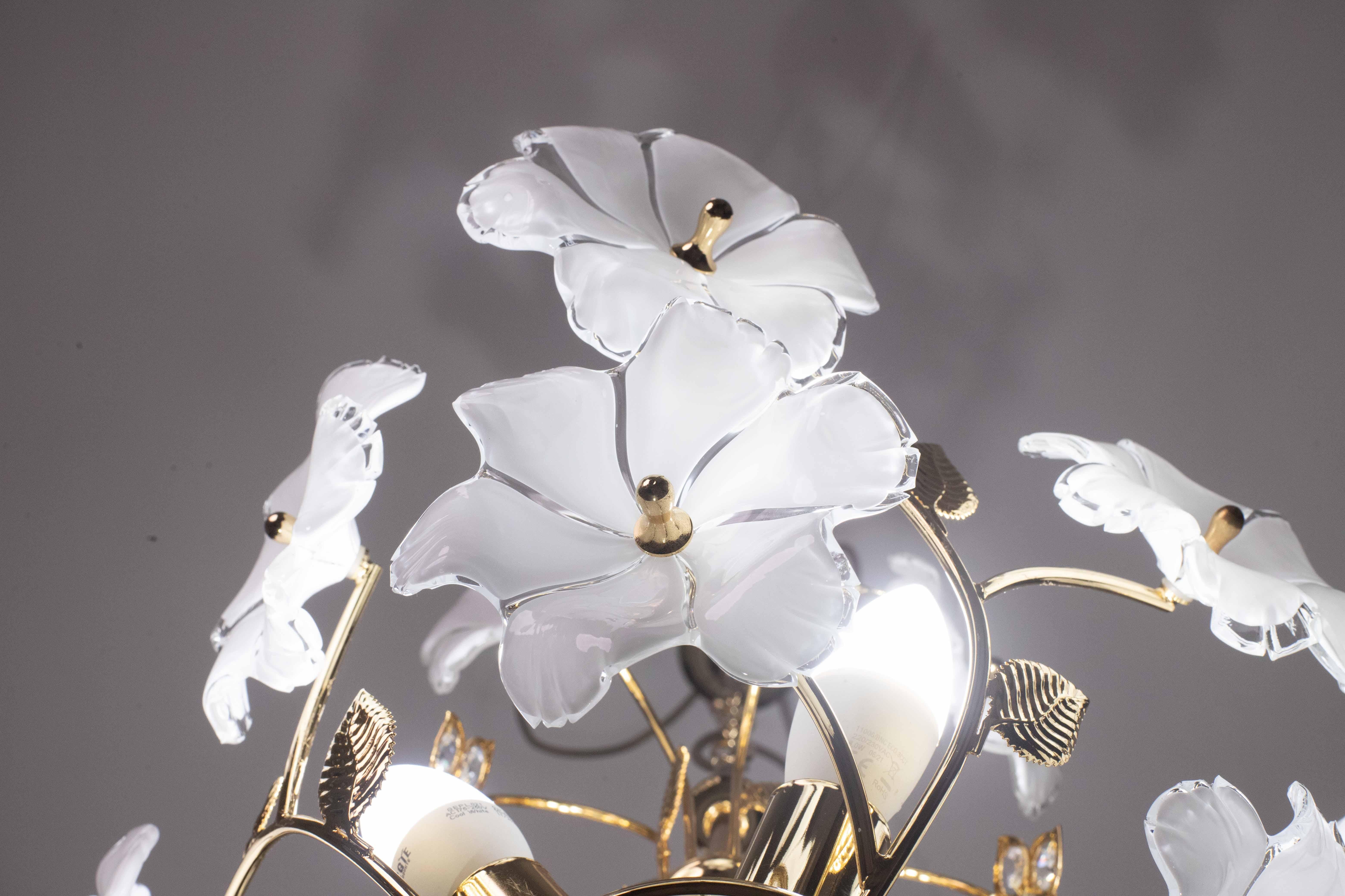 Charming Murano and Crystal Glass Vintage Chandelier White Flowers, 1970s For Sale 1
