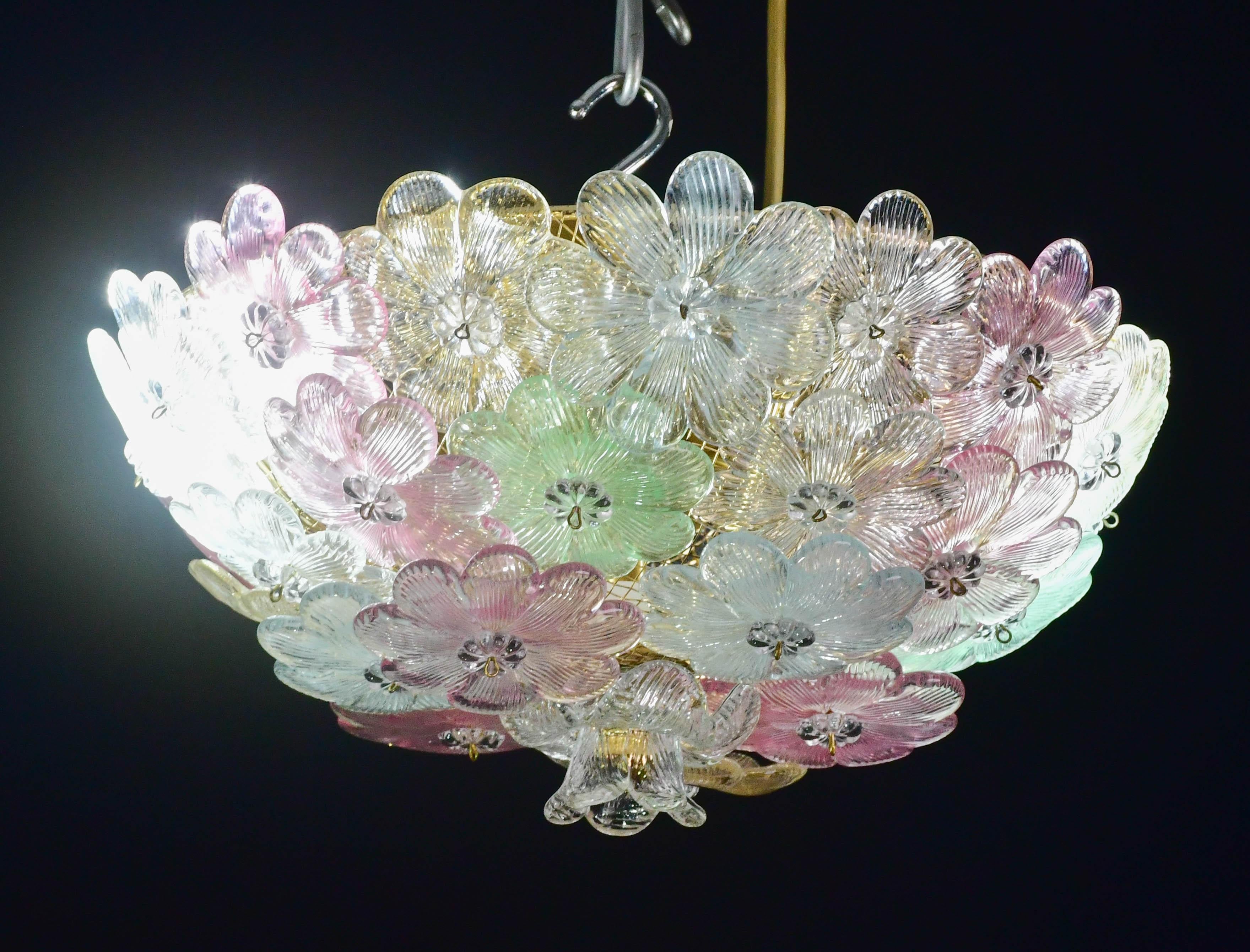 Bonita lámpara de techo de dos luces con flores de cristal de Murano
Flores multicolores, rosas, doradas, verdes, azules y transparentes.
El accesorio empotrado está formado por muchas flores de precioso cristal de Murano con inclusiones de oro.