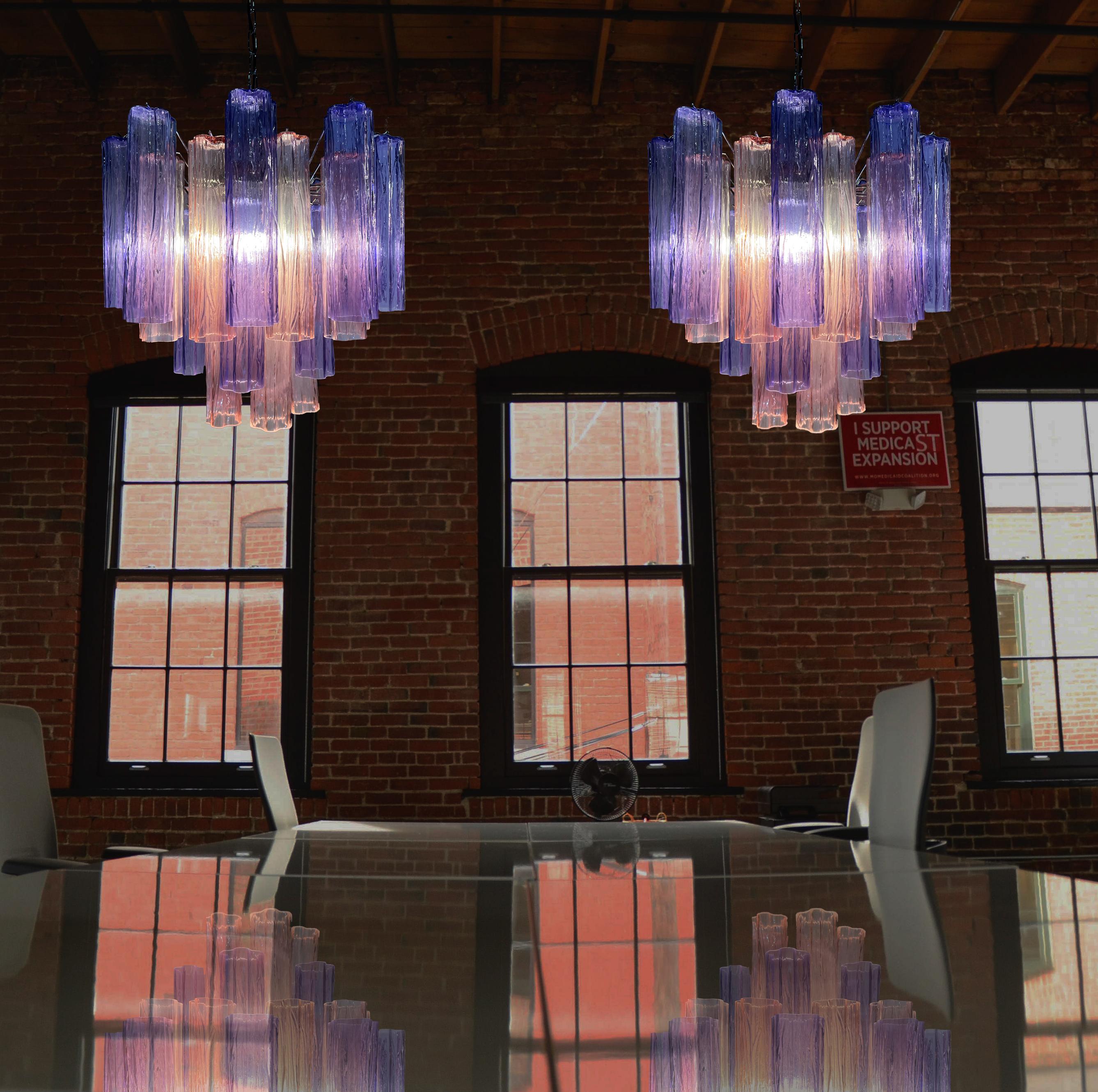 Affascinante set di lampadari di Murano. È composto da 30 lastre a forma di stella in puro vetro di Murano. L'altezza è regolabile in base all'altezza del soffitto. Senza alcun costo aggiuntivo, sostituiremo i portalampada originali con quelli in