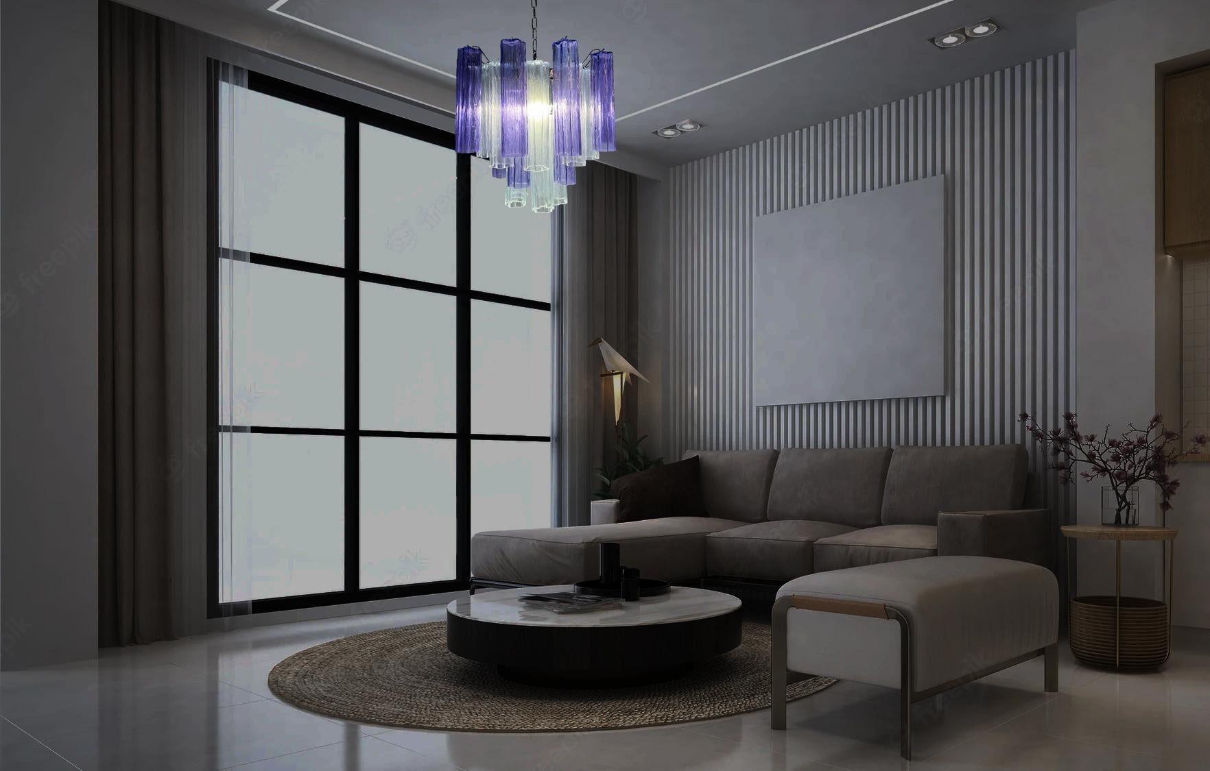 Affascinante lampadario di Murano. È composto da 30 lastre a forma di stella in puro vetro di Murano. L'altezza è regolabile in base all'altezza del soffitto. Senza alcun costo aggiuntivo, sostituiremo i portalampada originali con quelli in uso