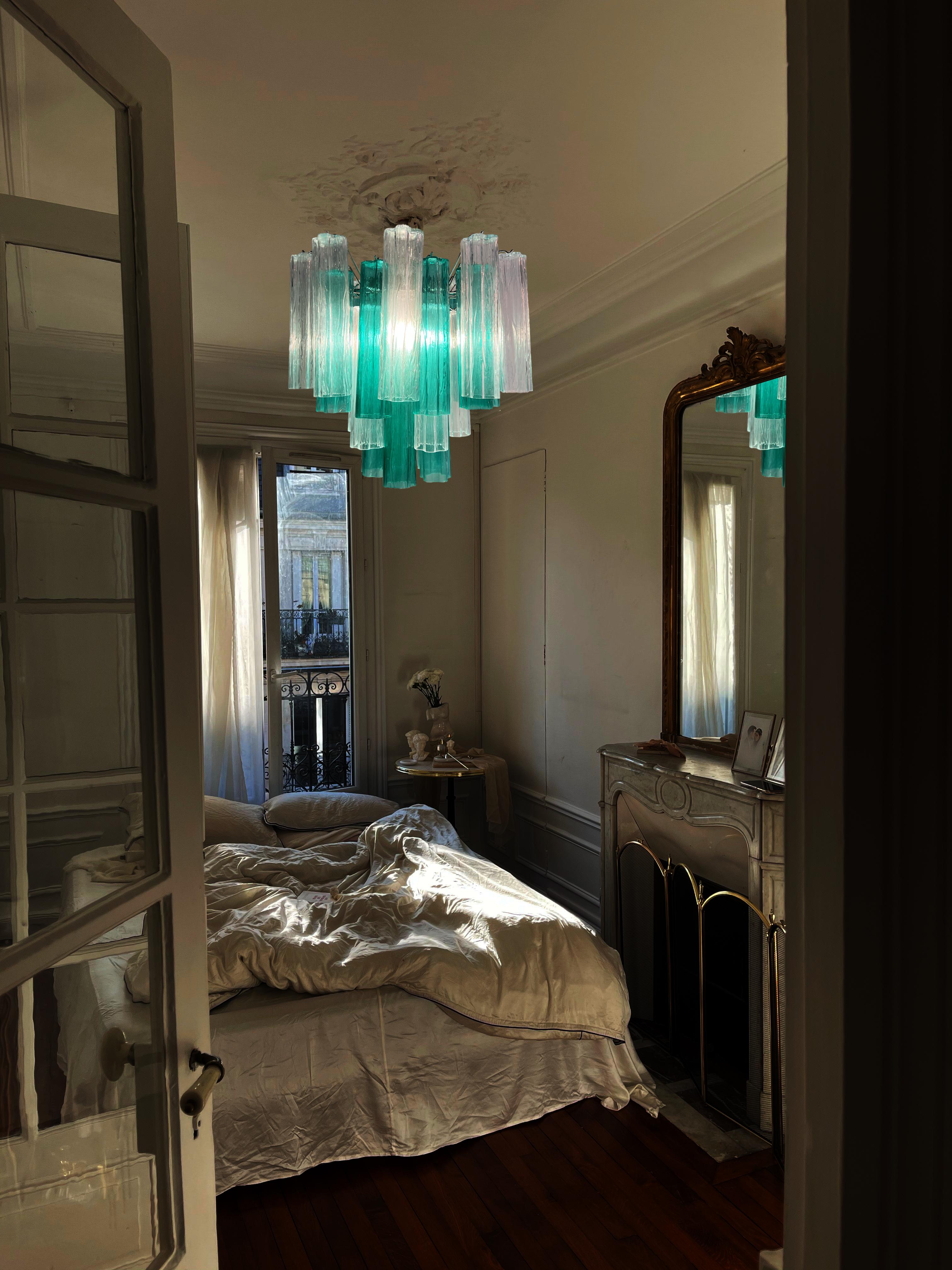 Affascinante lampadario di Murano. È composto da 30 lastre a forma di stella in puro vetro di Murano. L'altezza è regolabile in base all'altezza del soffitto. Senza alcun costo aggiuntivo, sostituiremo i portalampada originali con quelli in uso