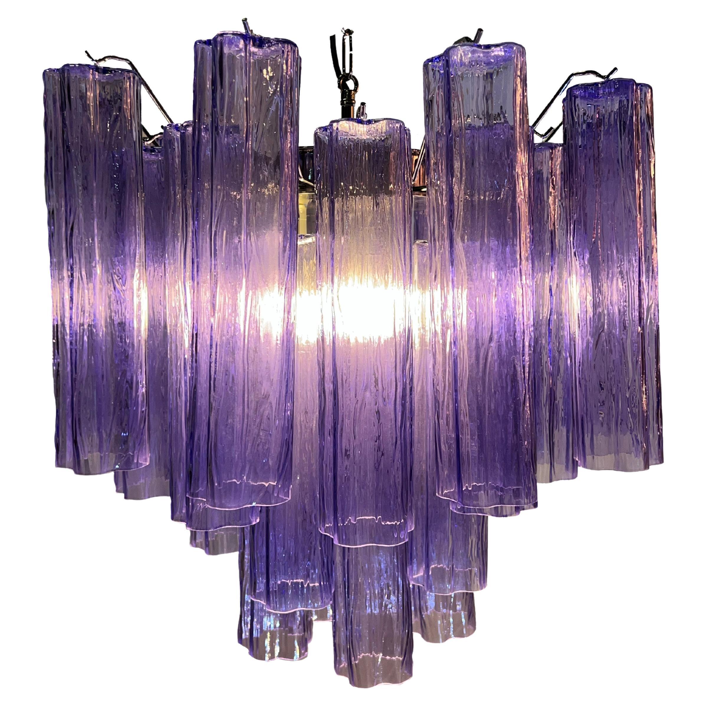 Affascinanti lampadari di Murano. È composto da 30 lastre a forma di stella in puro vetro di Murano. L'altezza è regolabile in base all'altezza del soffitto. Senza alcun costo aggiuntivo, sostituiremo i portalampada originali con quelli in uso negli