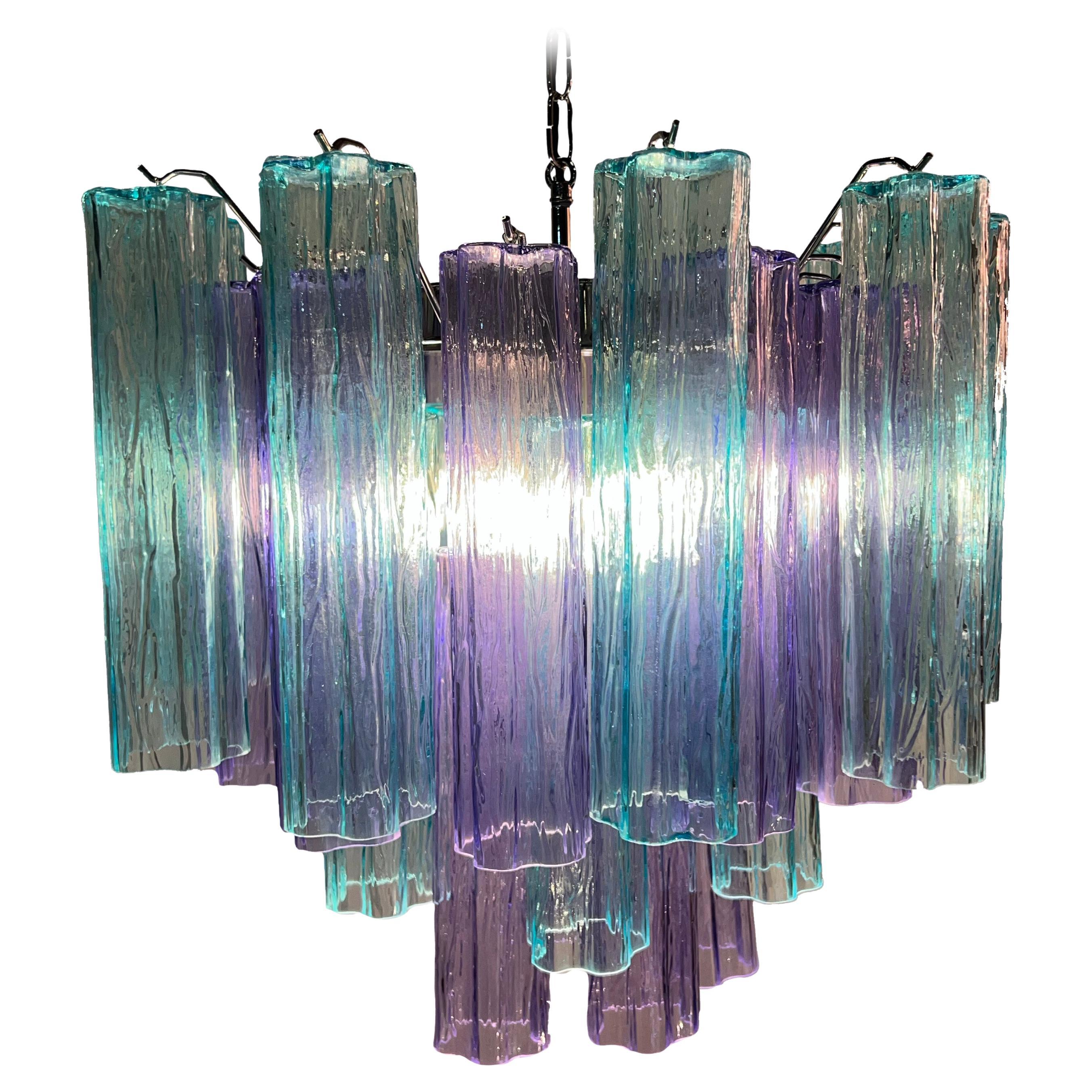 Affascinanti lampadari di Murano. È composto da 30 lastre a forma di stella in puro vetro di Murano. L'altezza è regolabile in base all'altezza del soffitto. Senza alcun costo aggiuntivo, sostituiremo i portalampada originali con quelli in uso negli