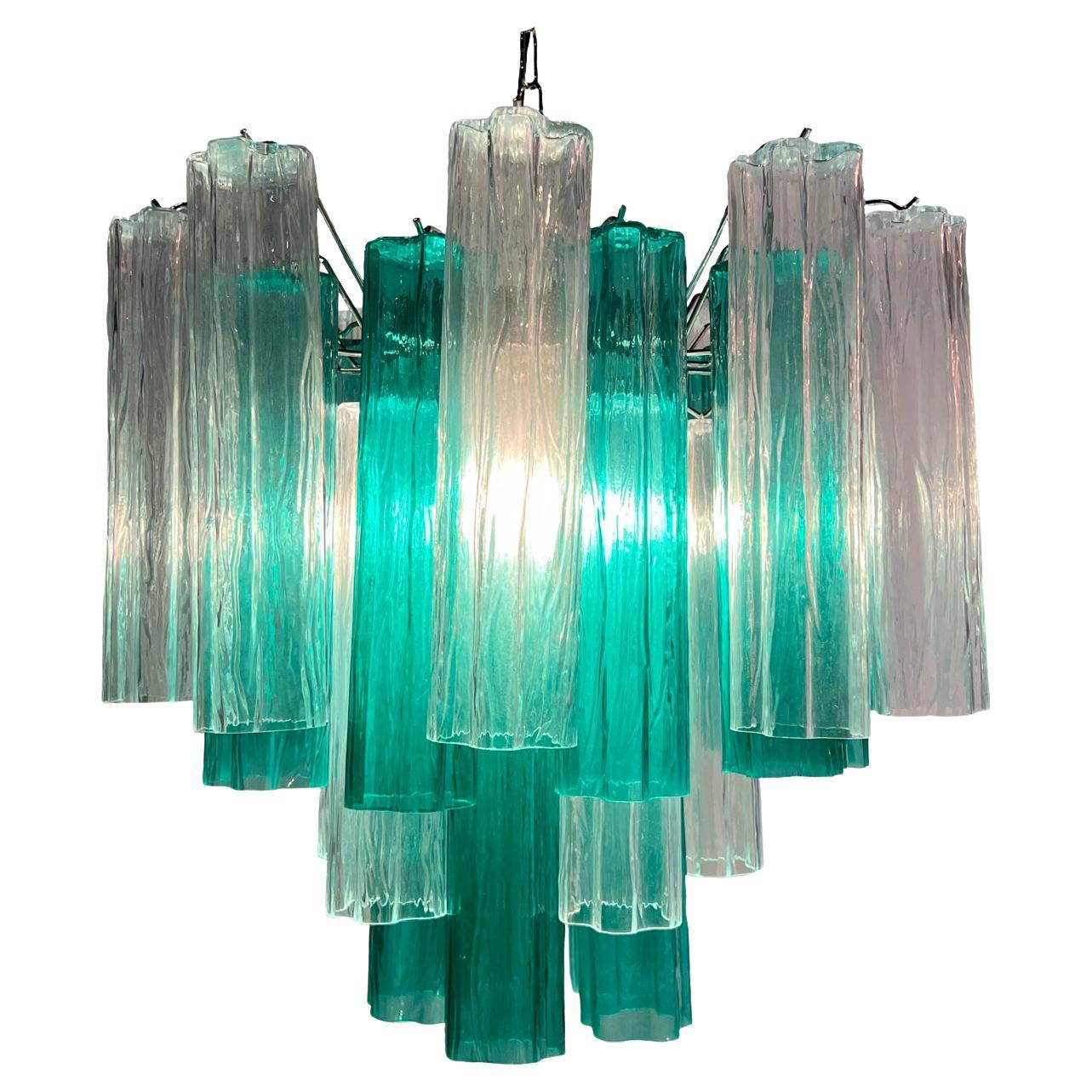 Affascinanti lampadari di Murano. È composto da 30 lastre a forma di stella in puro vetro di Murano. L'altezza è regolabile in base all'altezza del soffitto. Senza alcun costo aggiuntivo, sostituiremo i portalampada originali con quelli in uso negli