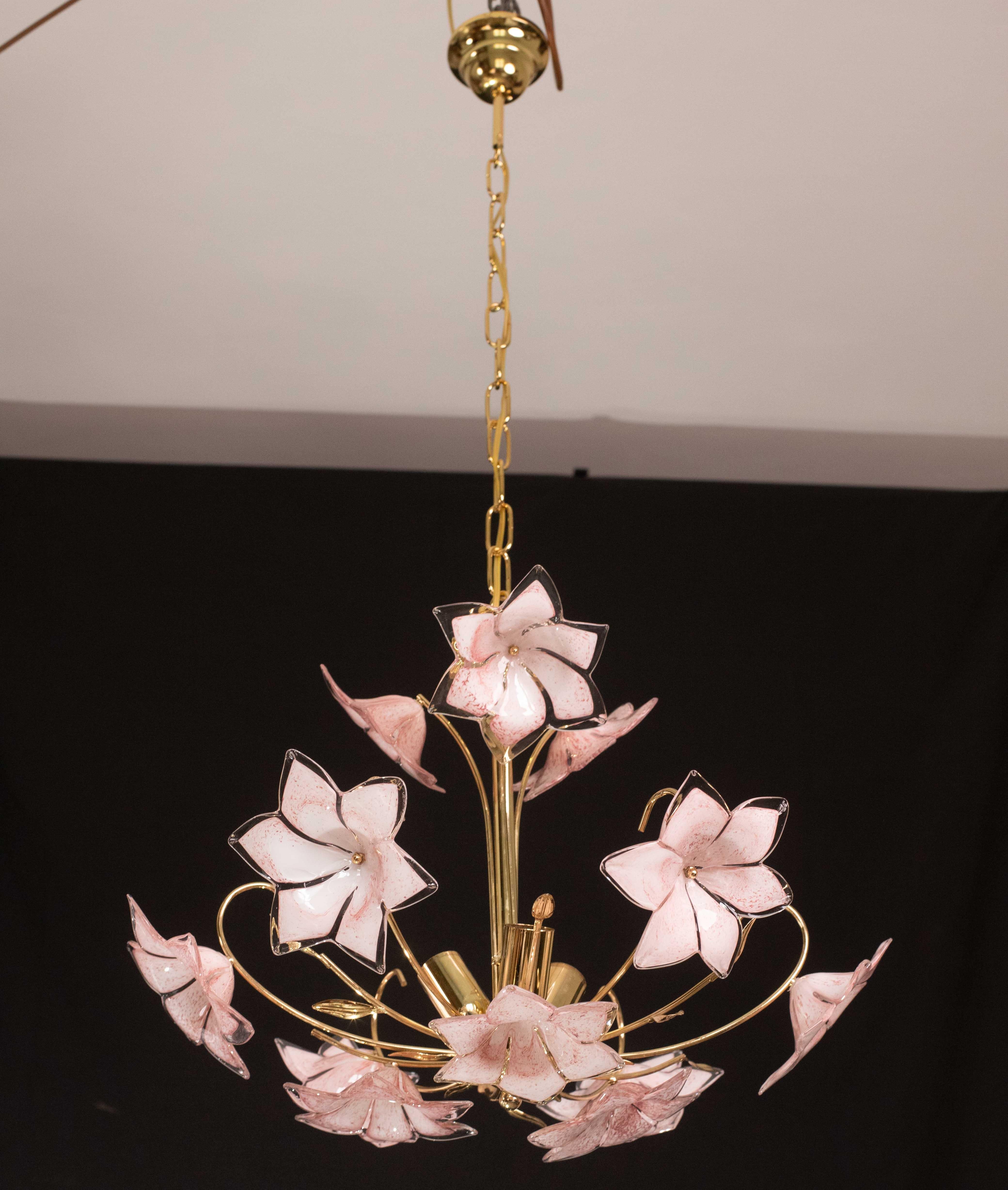 Lampadario vintage in vetro di Murano con fiori rosa in vetro di Murano.
Il lampadario ha 3 punti luce con presa E14, possibile da ricablare per gli standard USA.
La cornice è realizzata in bagno d'oro in buone condizioni vintage.
L'altezza del