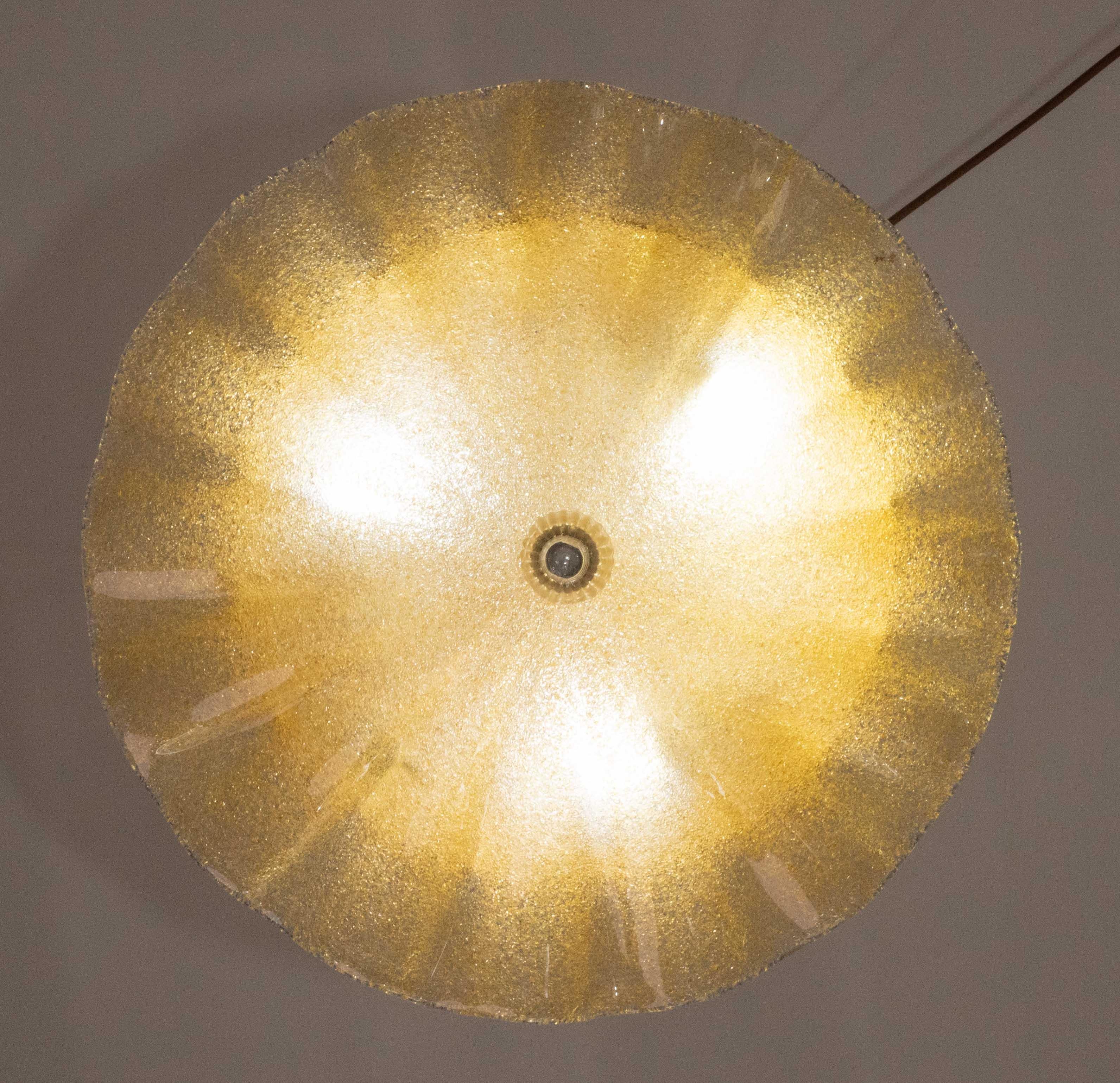 Elegante lampada da soffitto in vetro di Murano color oro
Accoglie lampadine a vite E14, standard europeo.
Misure:
45 cm di diametro
Altezza 20 cm