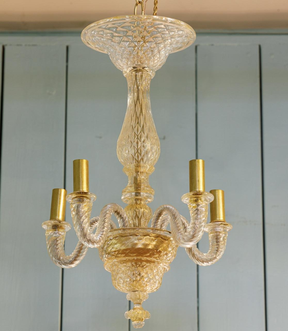 Questo affascinante e piccolo lampadario è realizzato con parti in vetro soffiato di Murano della migliore qualità.  Una lampada da tavolo a luce ramificata di Marbro è stata trasformata in un piccolo lampadario. Si può quindi dire che si tratta di