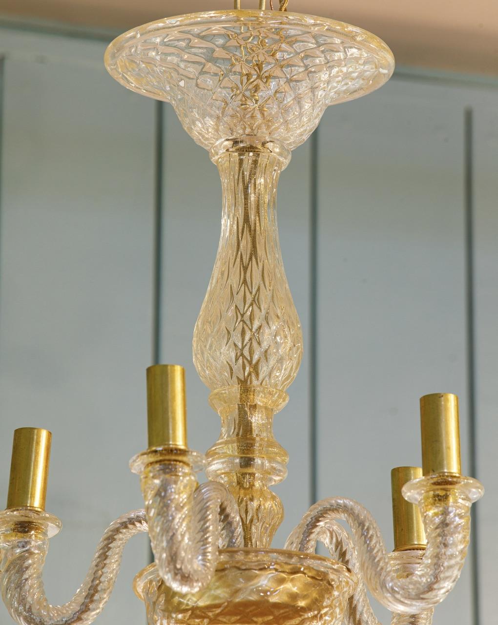 Italiano Incantevole lampadario di Murano soffiato a mano con vetro trasparente e riflessi dorati in vendita