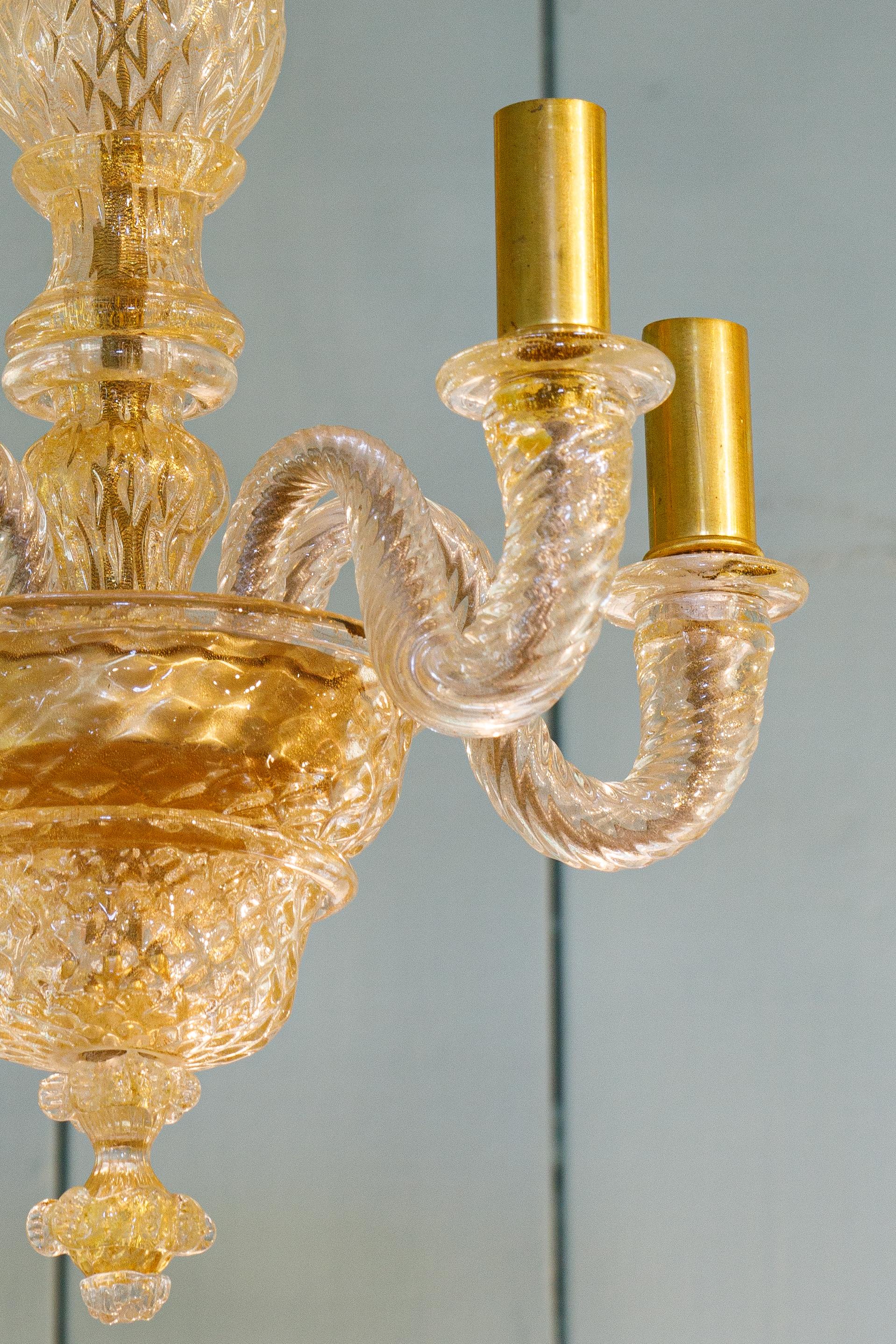 Fatto a mano Incantevole lampadario di Murano soffiato a mano con vetro trasparente e riflessi dorati in vendita