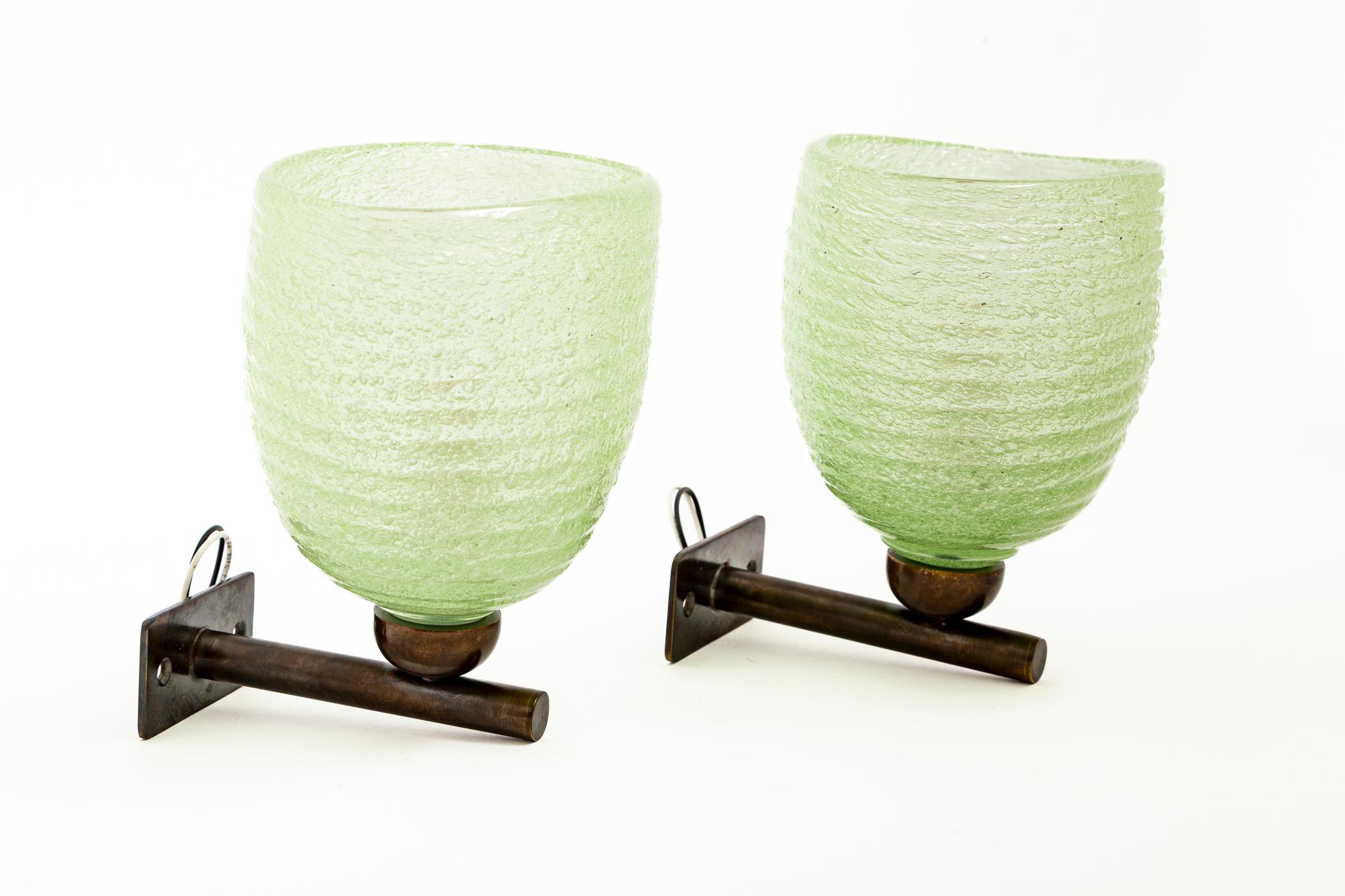 Maravillosa pareja de apliques ovalados soplados pulegoso en bronce oscuro sobre brazos acabados en latón.

Se instala listo para cableado, ilumina con una bombilla candelabro de hasta 60 vatios.

Origen: Murano, Italia

Dimensiones totales: 7″ de