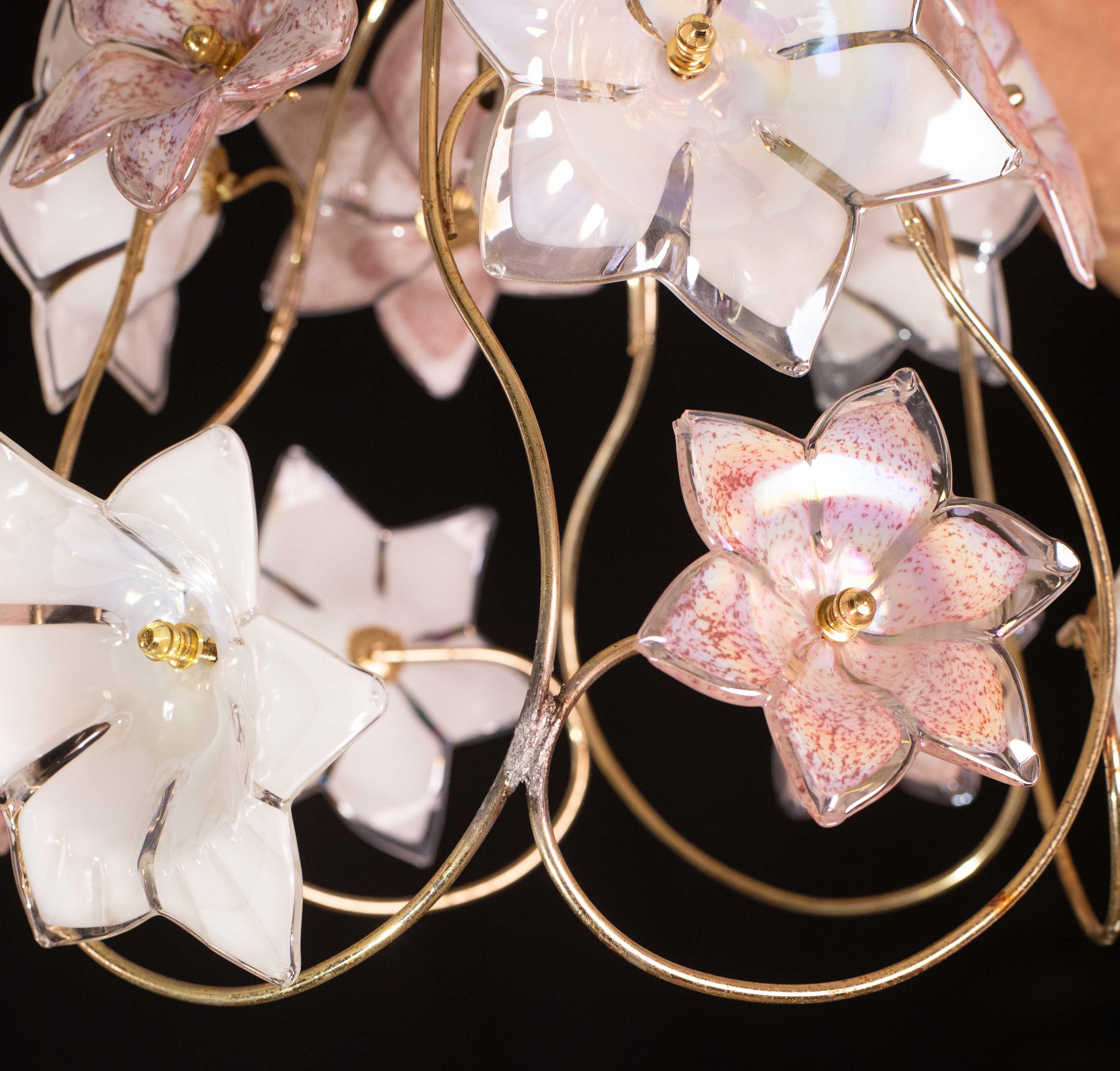 Charmante Murano Vintage Kronleuchter Weiß und Rosa Blumen im Angebot 4