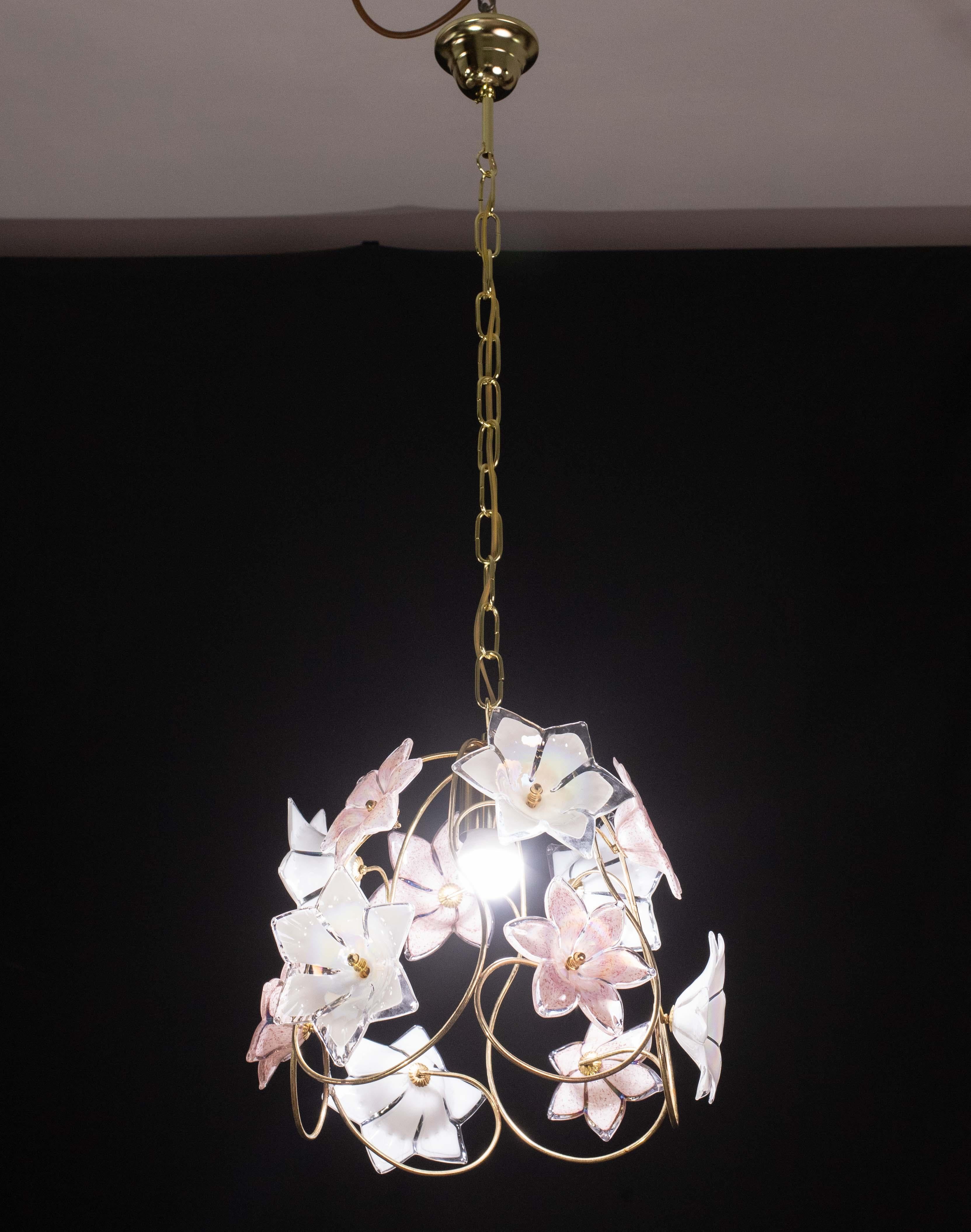 Vintage-Kronleuchter aus Murano-Glas mit weißen und rosa Blumen.
Der Kronleuchter hat 1 Lichtpunkt mit E27-Anschluss, der für USa umverdrahtet werden kann.
Die Kette wurde ersetzt und ist neu, der Rahmen ist in gutem Zustand, ist aber auf einem Teil