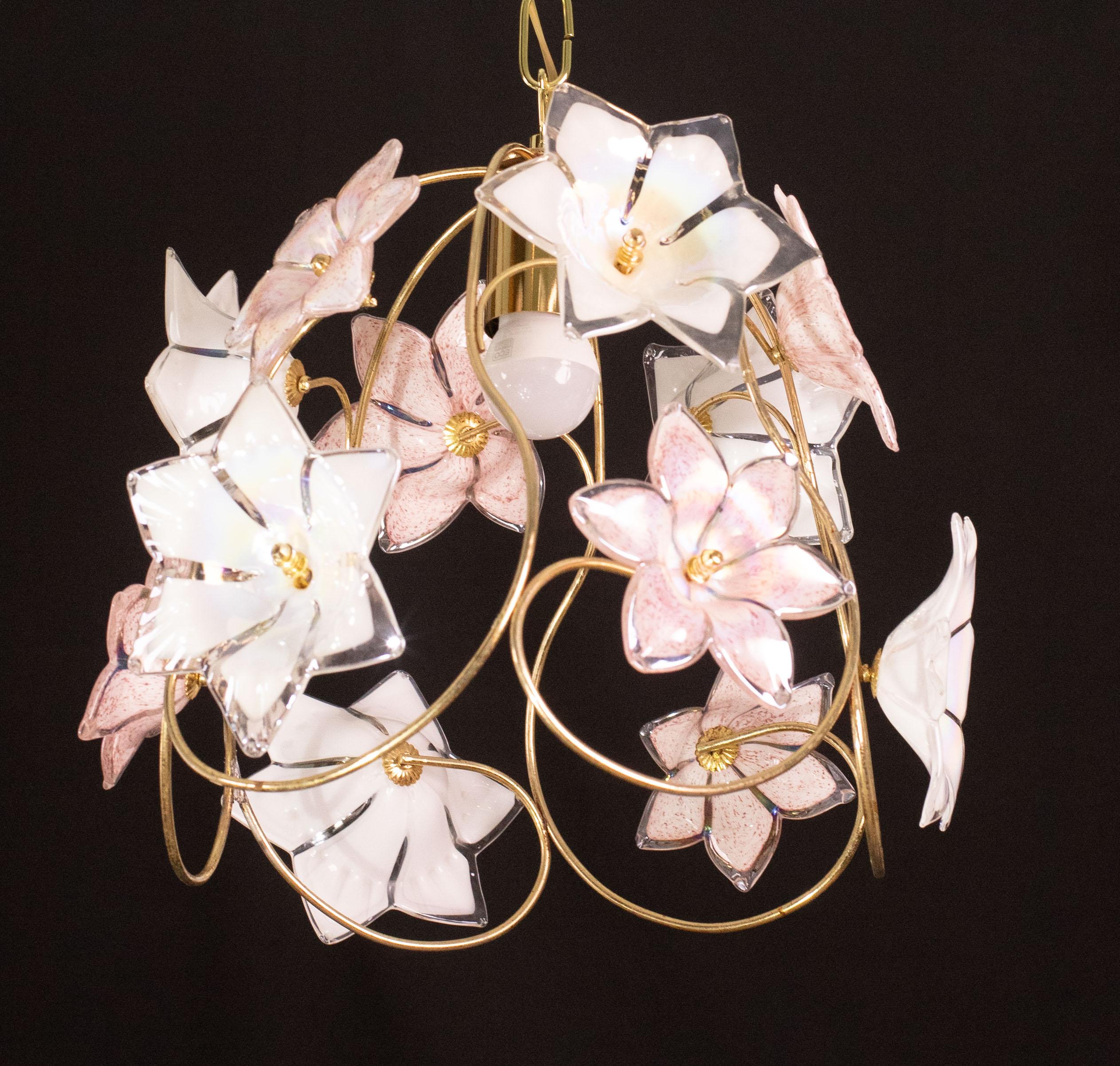 Charmante Murano Vintage Kronleuchter Weiß und Rosa Blumen (Italienisch) im Angebot