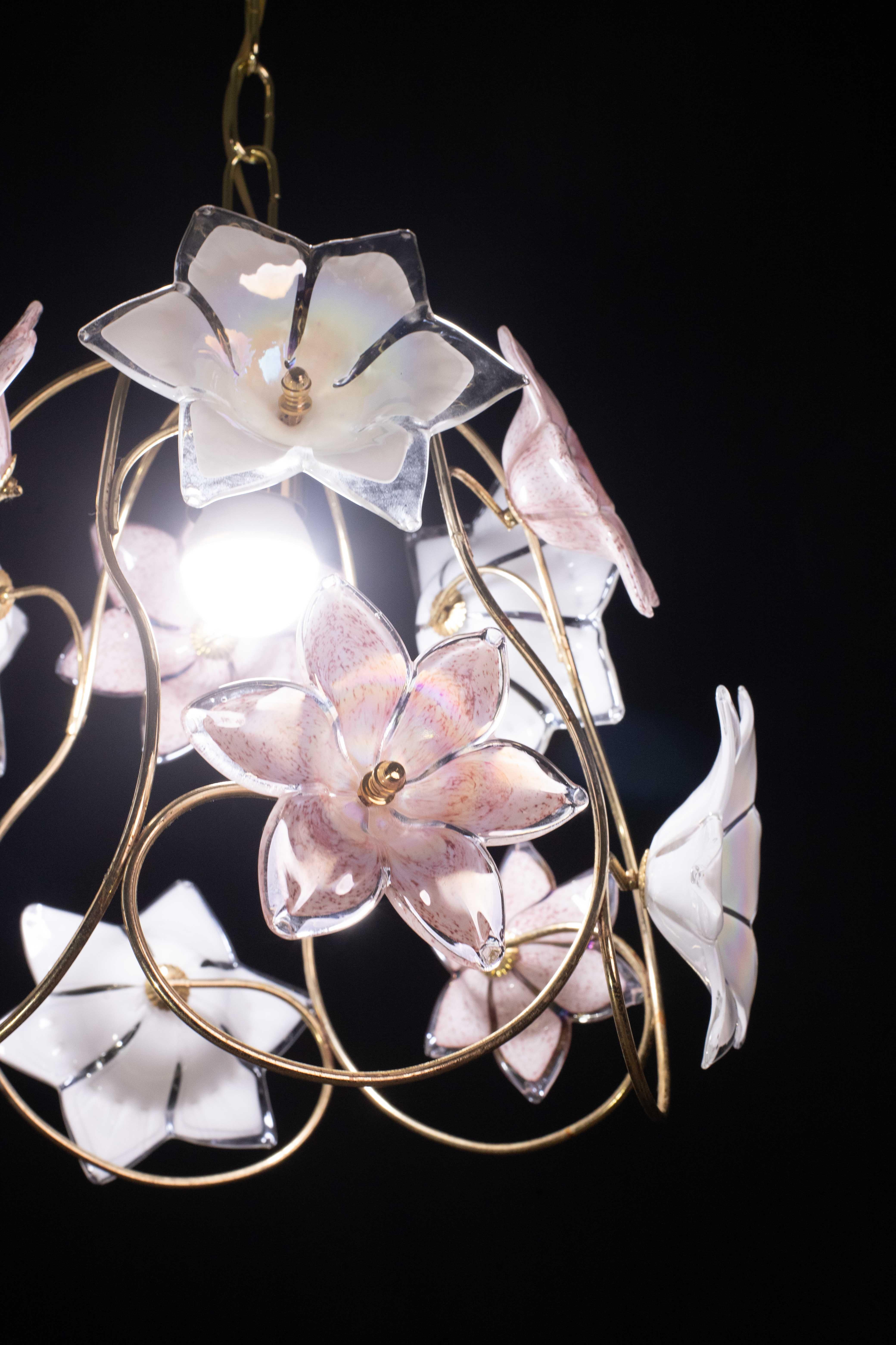 Charmante Murano Vintage Kronleuchter Weiß und Rosa Blumen (Ende des 20. Jahrhunderts) im Angebot