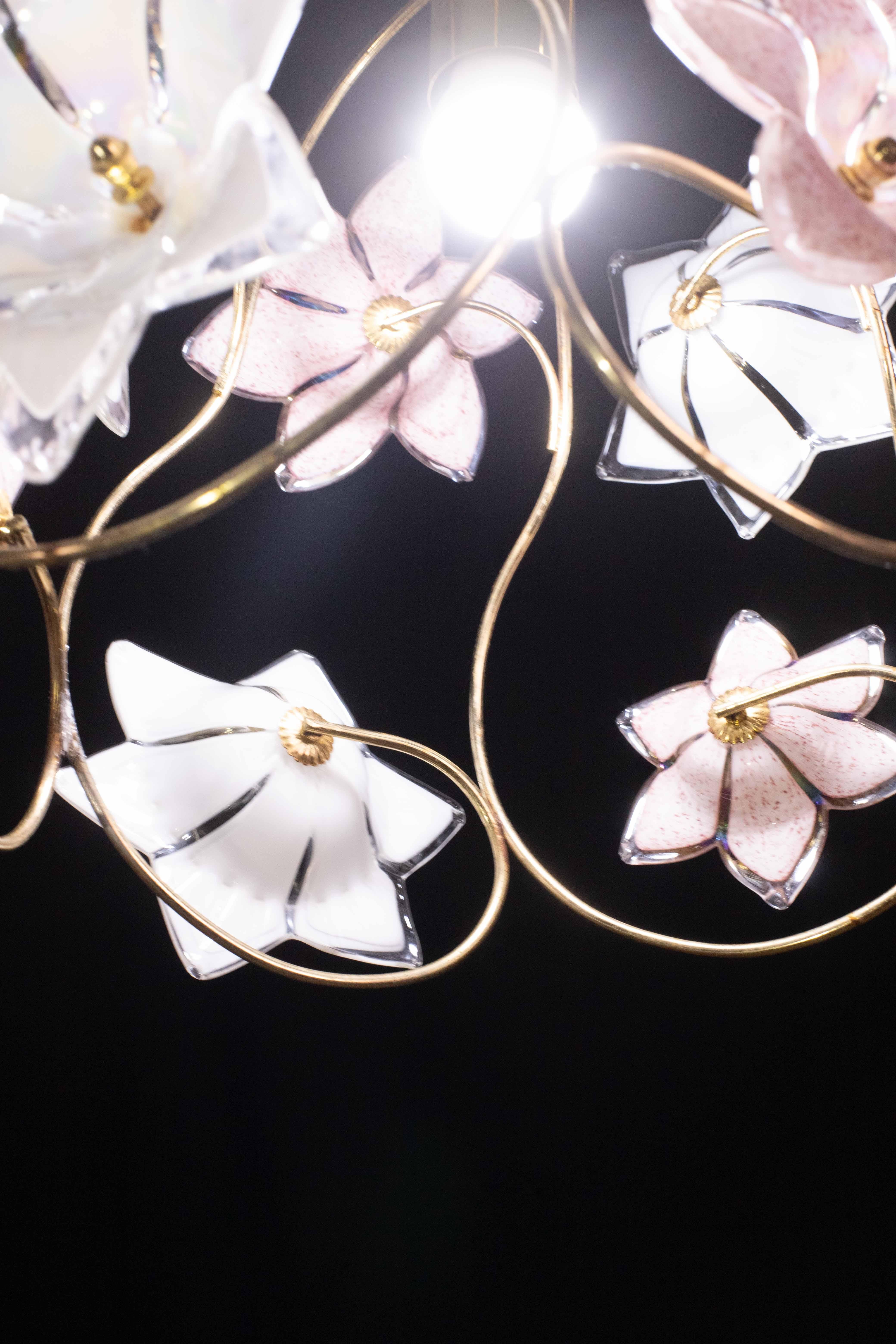 Charmante Murano Vintage Kronleuchter Weiß und Rosa Blumen (Muranoglas) im Angebot