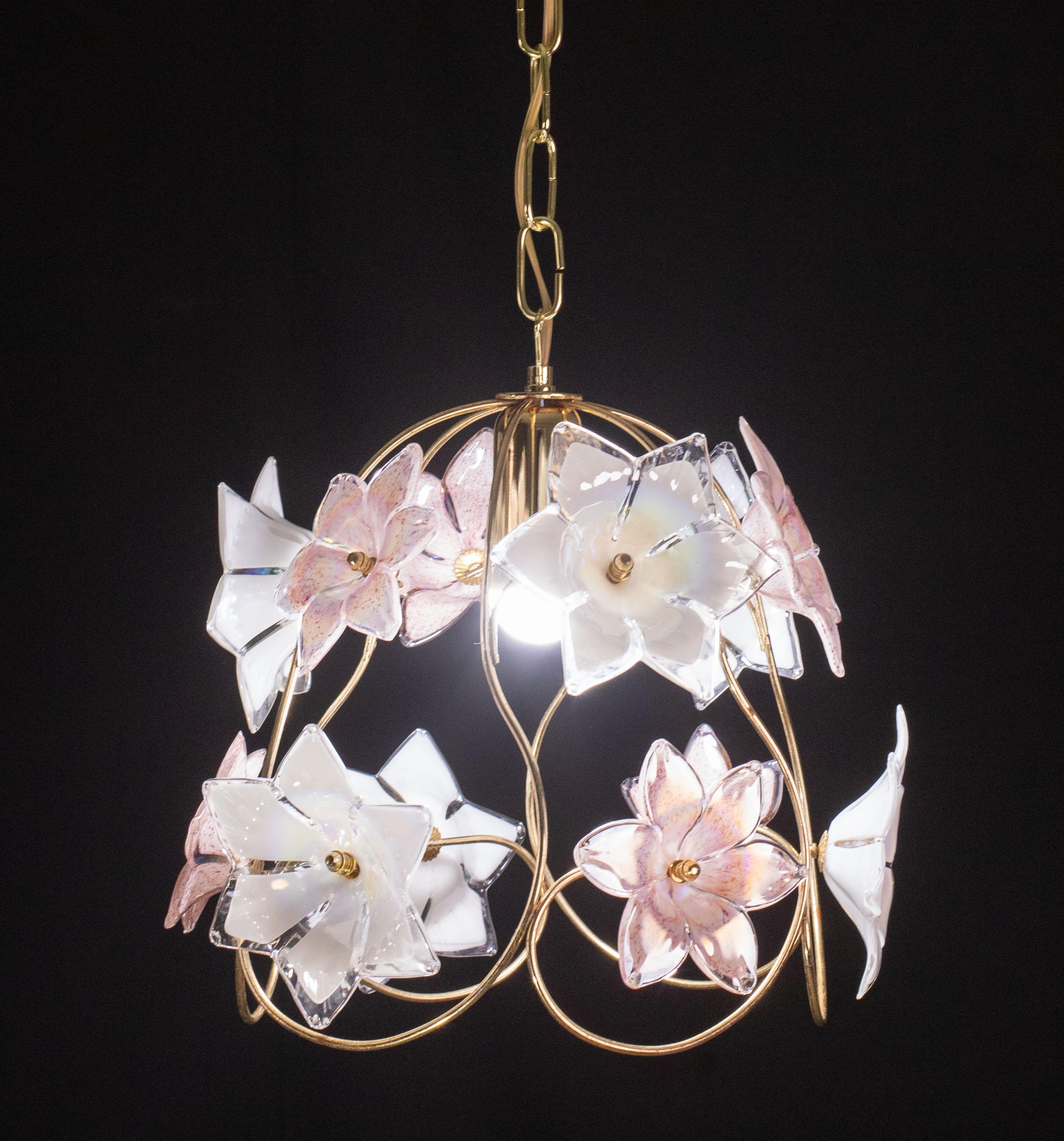 Charmante Murano Vintage Kronleuchter Weiß und Rosa Blumen im Angebot 1