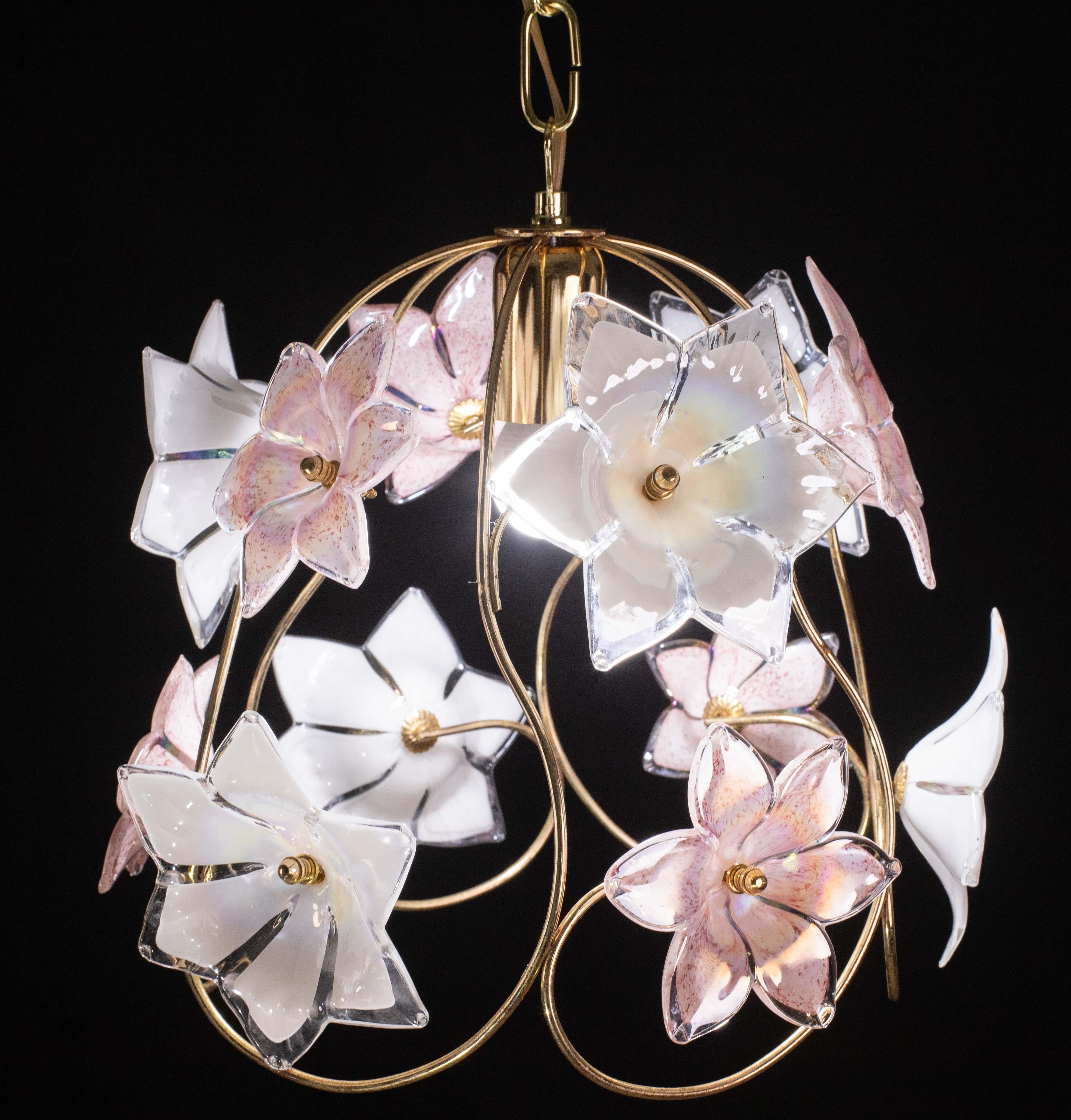 Charmante Murano Vintage Kronleuchter Weiß und Rosa Blumen im Angebot 2