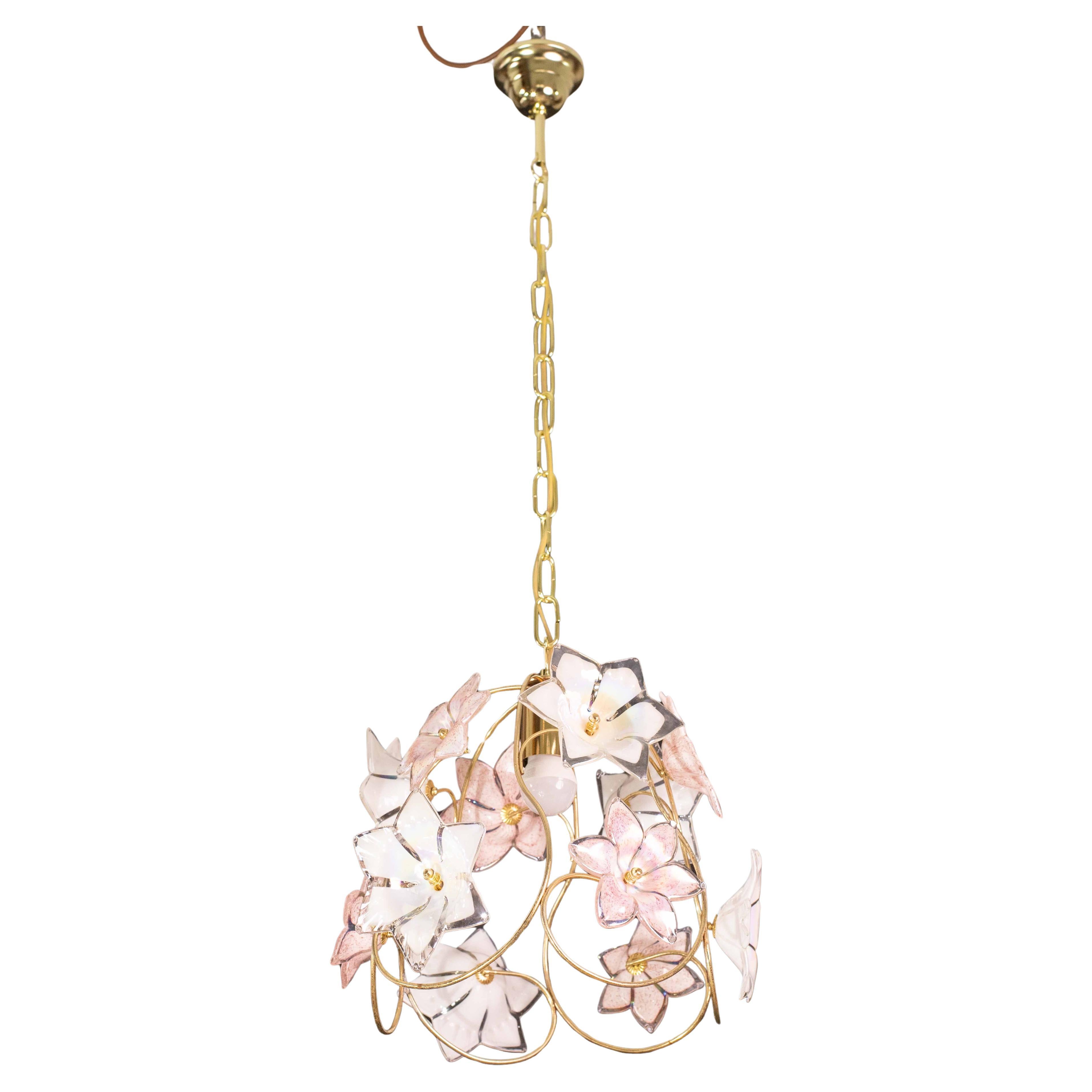 Charmante Murano Vintage Kronleuchter Weiß und Rosa Blumen im Angebot