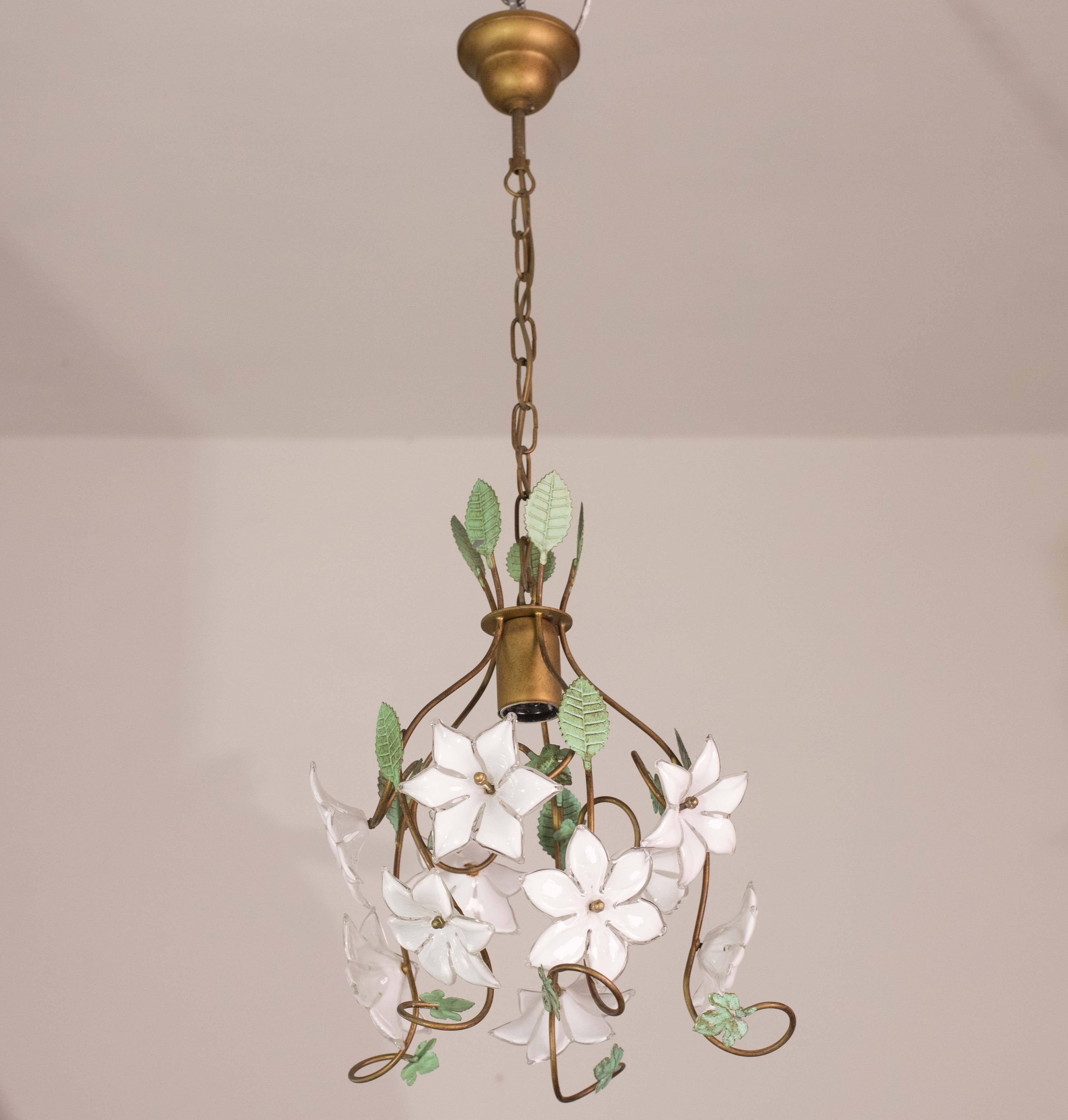 Lampadario vintage in vetro di Murano con fiori bianchi.
Il lampadario ha 1 punto luce con attacco E27, possibile da ricablare per gli Stati Uniti.
La struttura marrone con foglie verdi è in perfette condizioni vintage.
L'altezza del lampadario è di