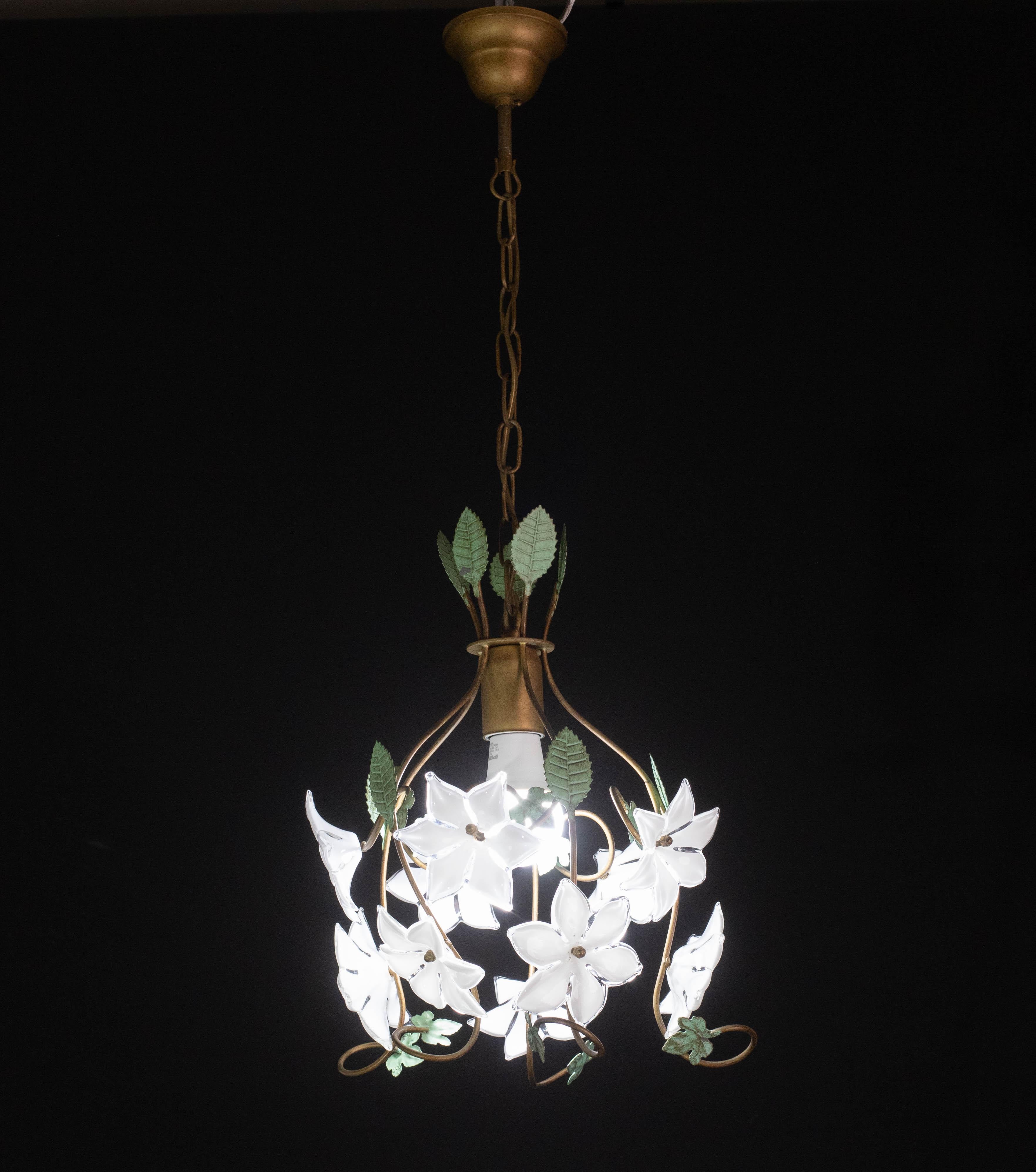 Whiting Lampadario d'epoca di Murano con fiori bianchi, 1980 In condizioni buone in vendita a Roma, IT