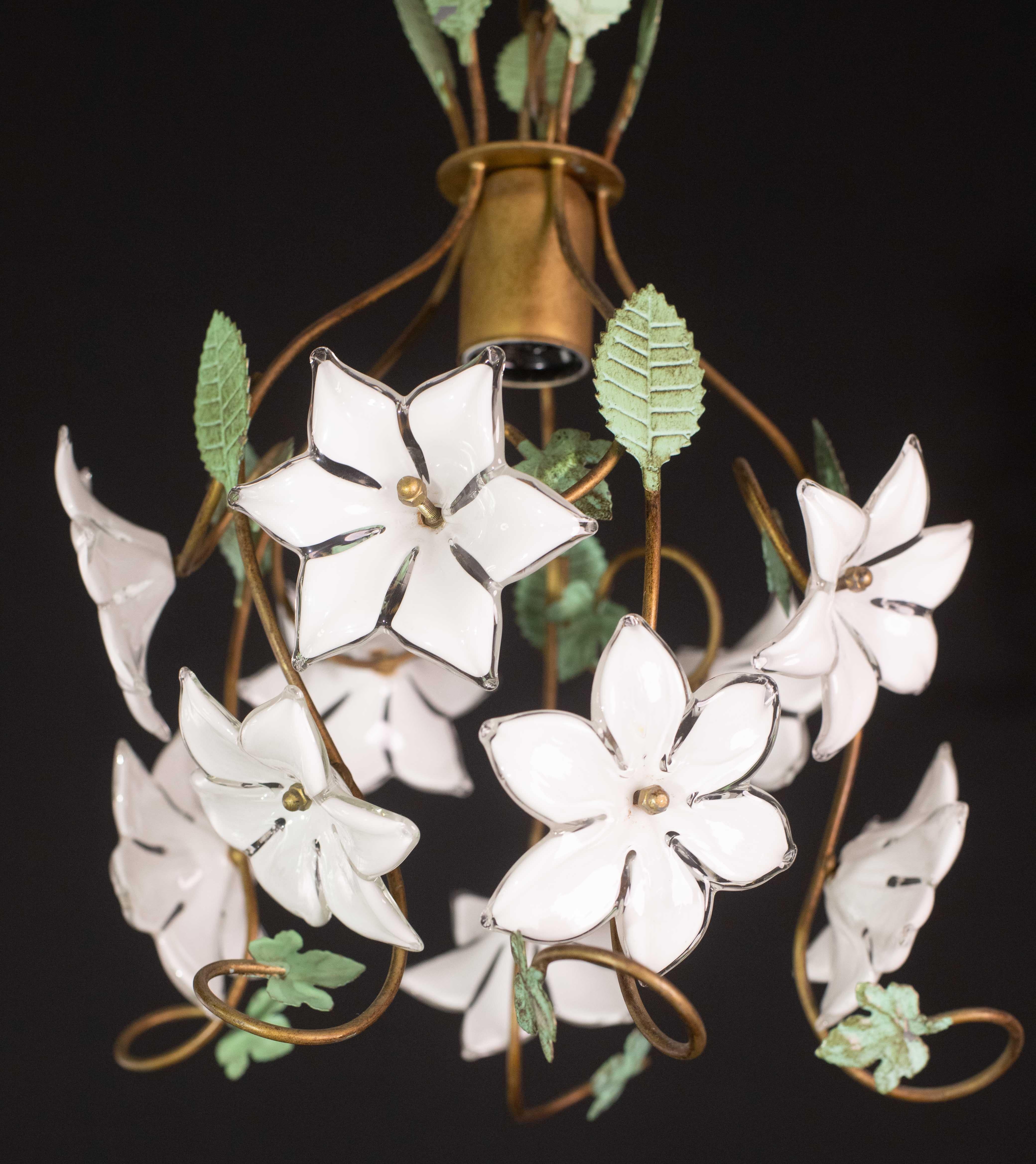 Fine XX secolo Whiting Lampadario d'epoca di Murano con fiori bianchi, 1980 in vendita