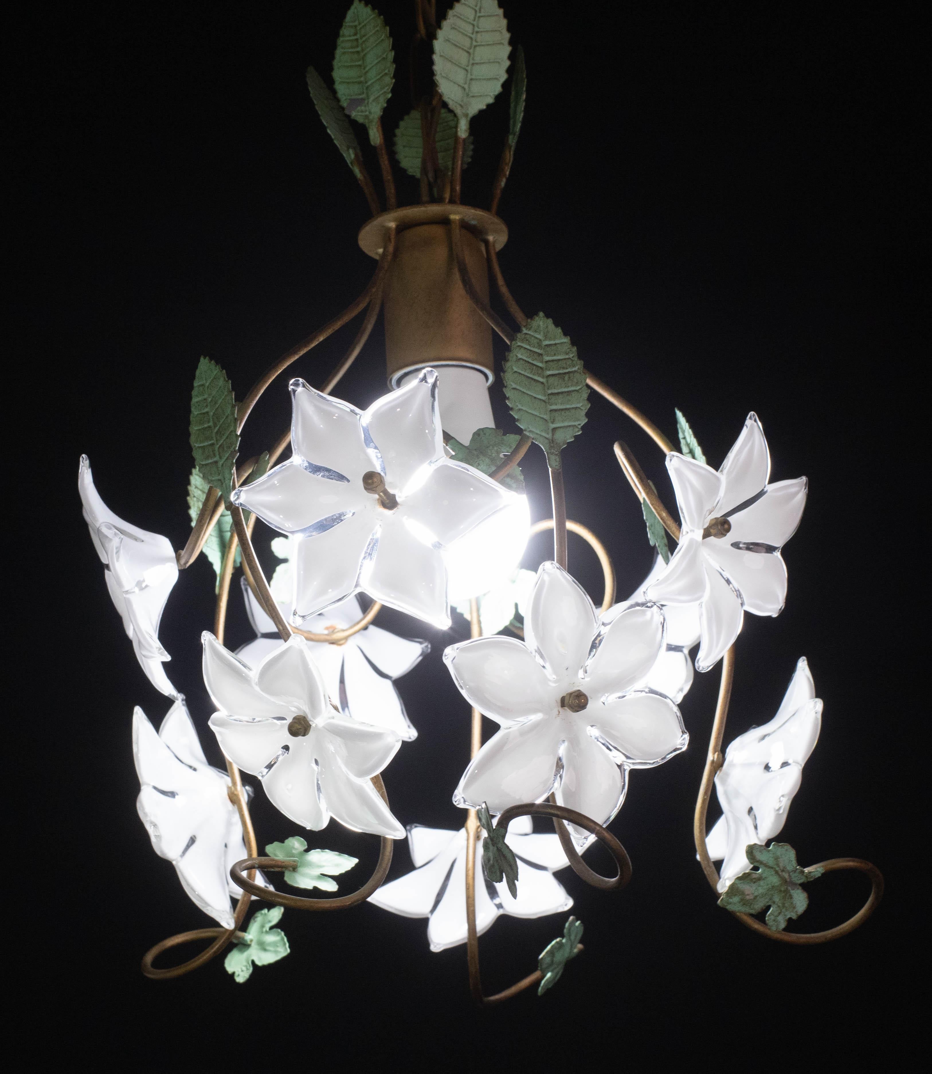 Vetro di Murano Whiting Lampadario d'epoca di Murano con fiori bianchi, 1980 in vendita