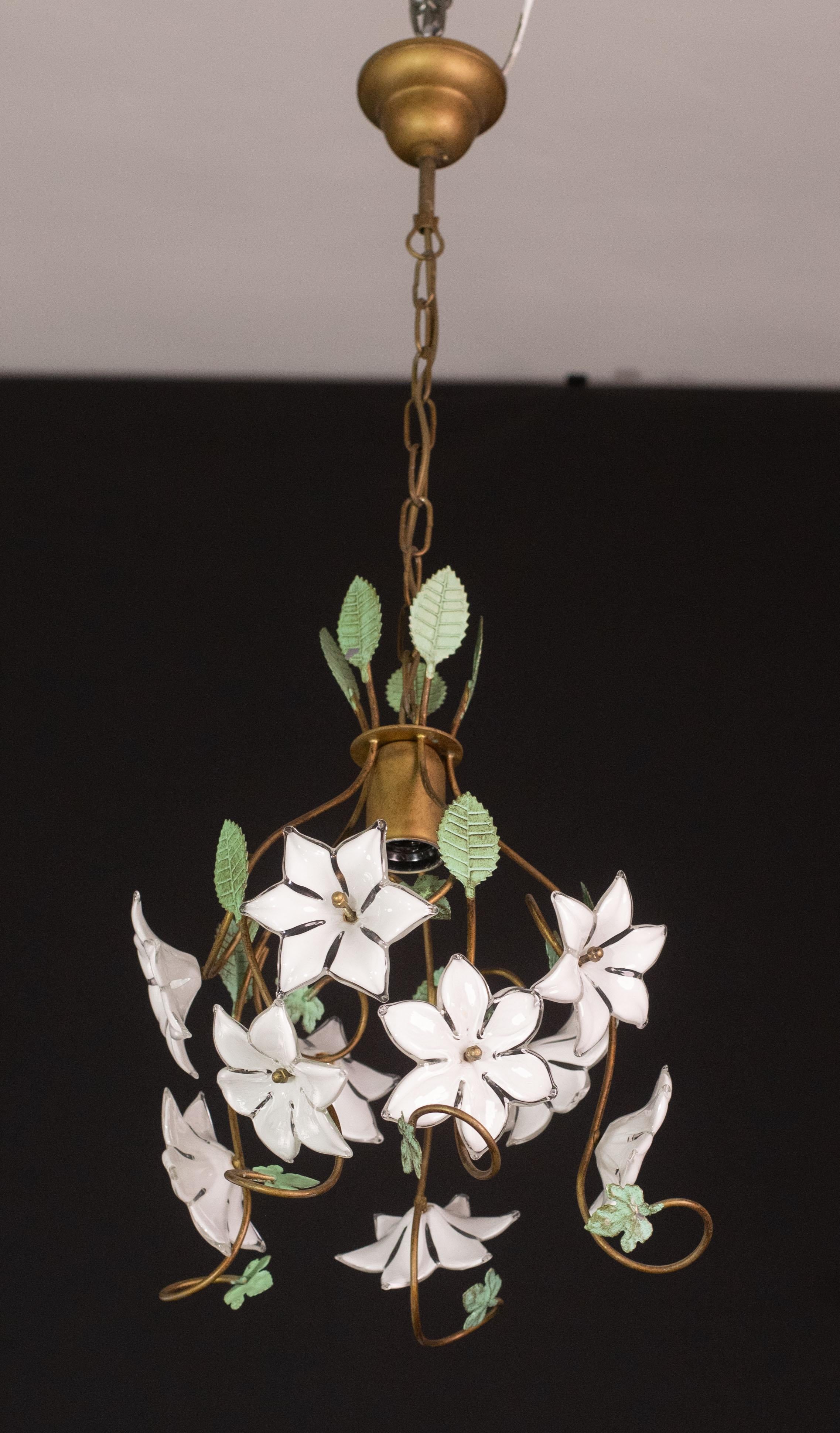 Whiting Lampadario d'epoca di Murano con fiori bianchi, 1980 in vendita 1