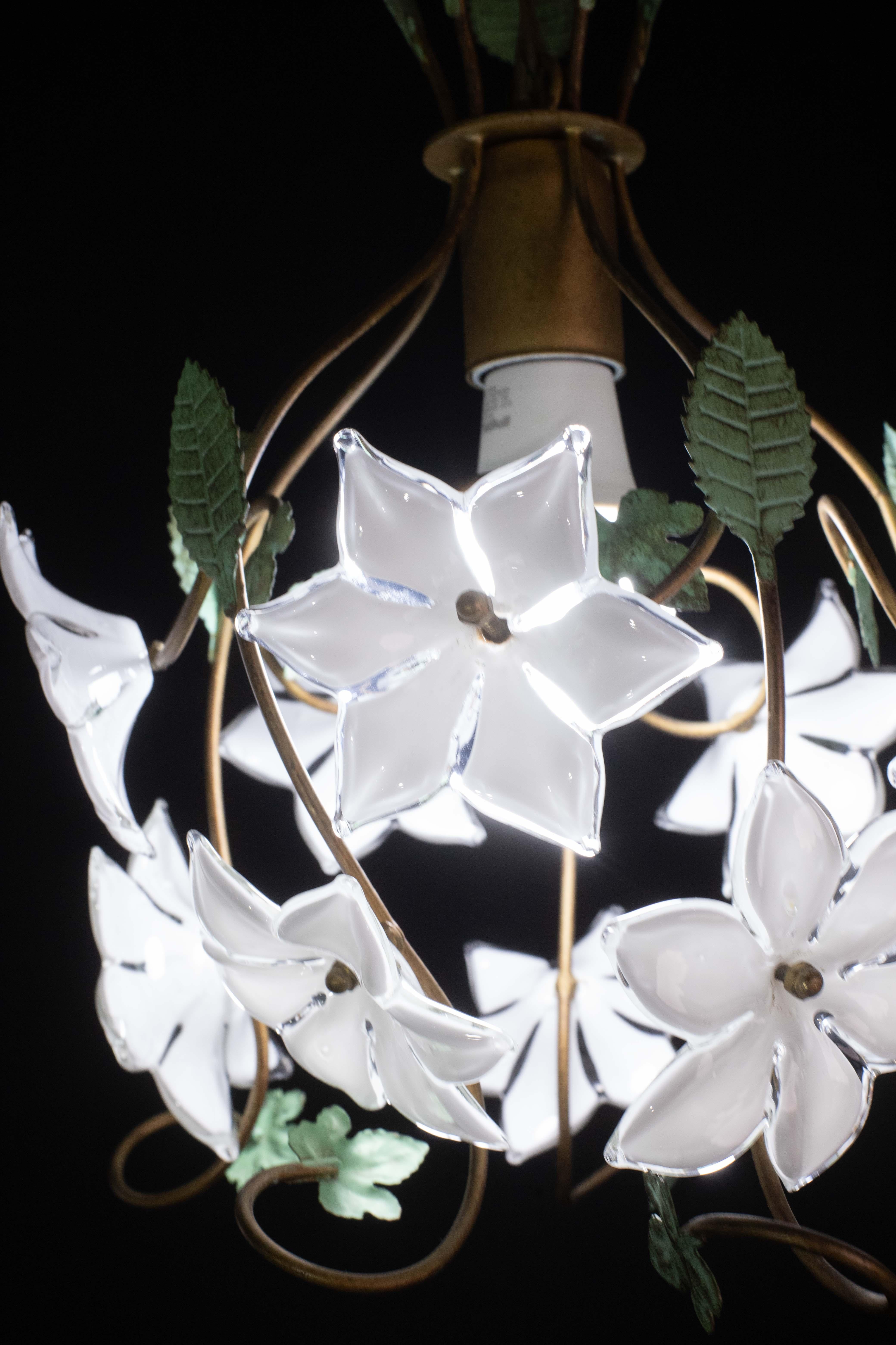 Whiting Lampadario d'epoca di Murano con fiori bianchi, 1980 in vendita 2