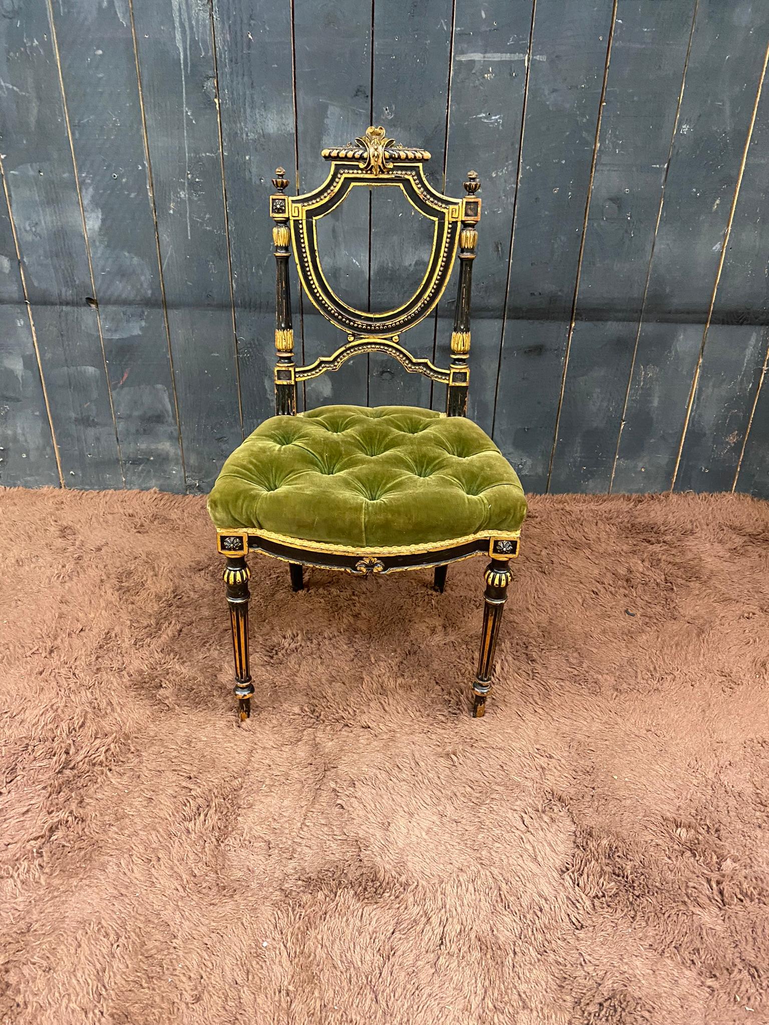 charmant fauteuil d'époque Napoléon III, en poire noircie et velours
Bon état général, y compris le velours et le padding.