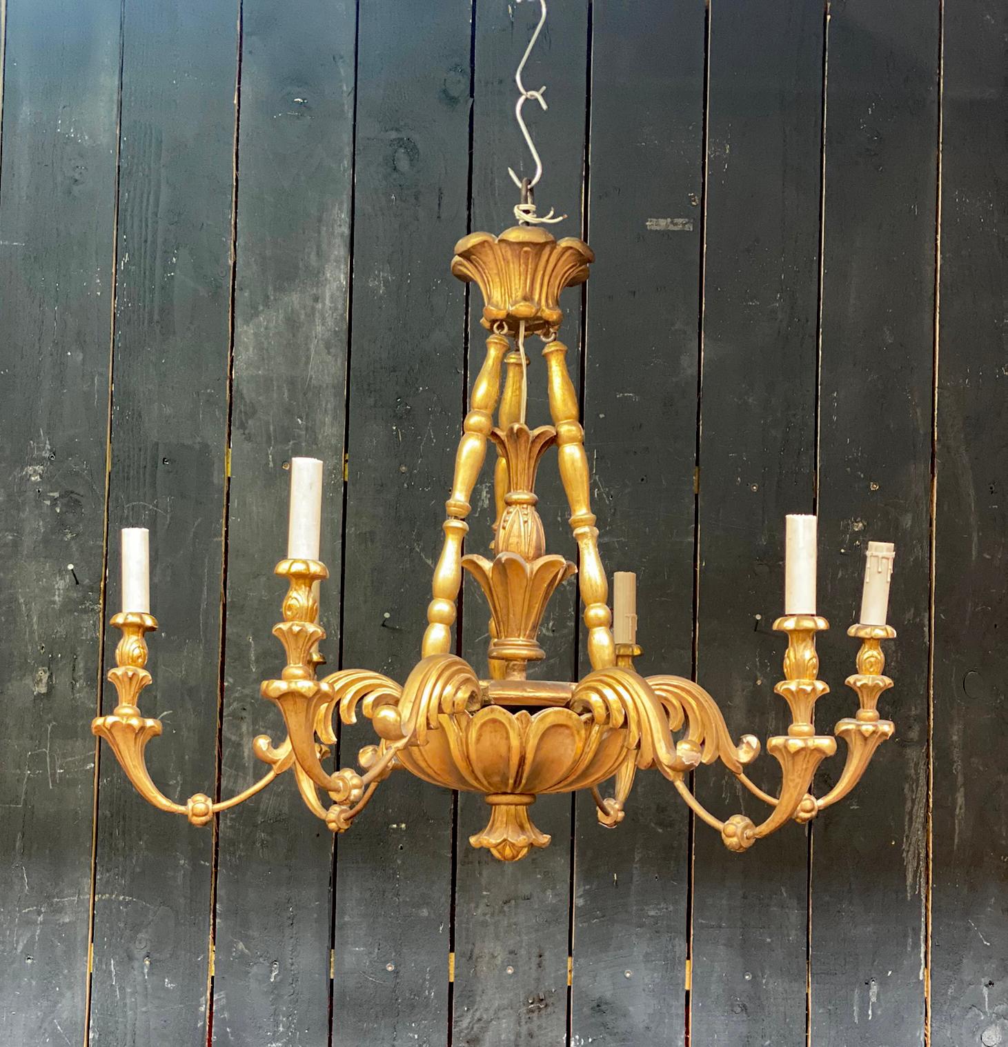 Charming  Neo baroque Chandelier in giltwood circa 1950 For Sale 3