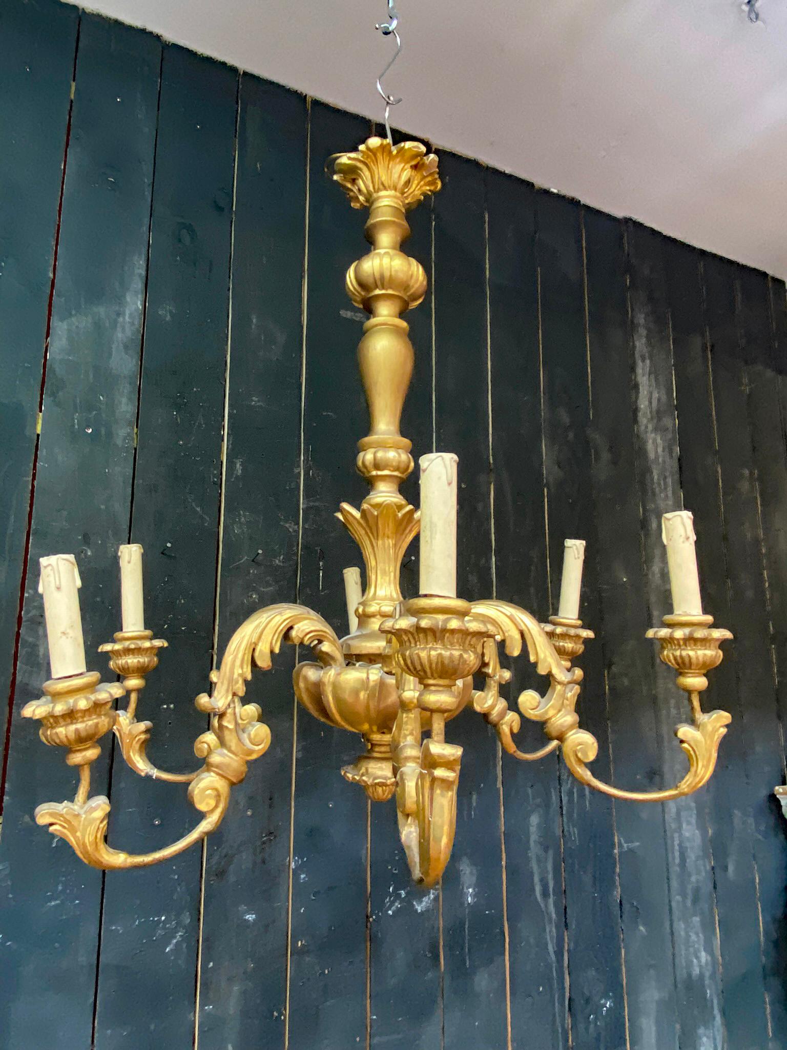 Charming  Neo baroque Chandelier in giltwood circa 1950 For Sale 7