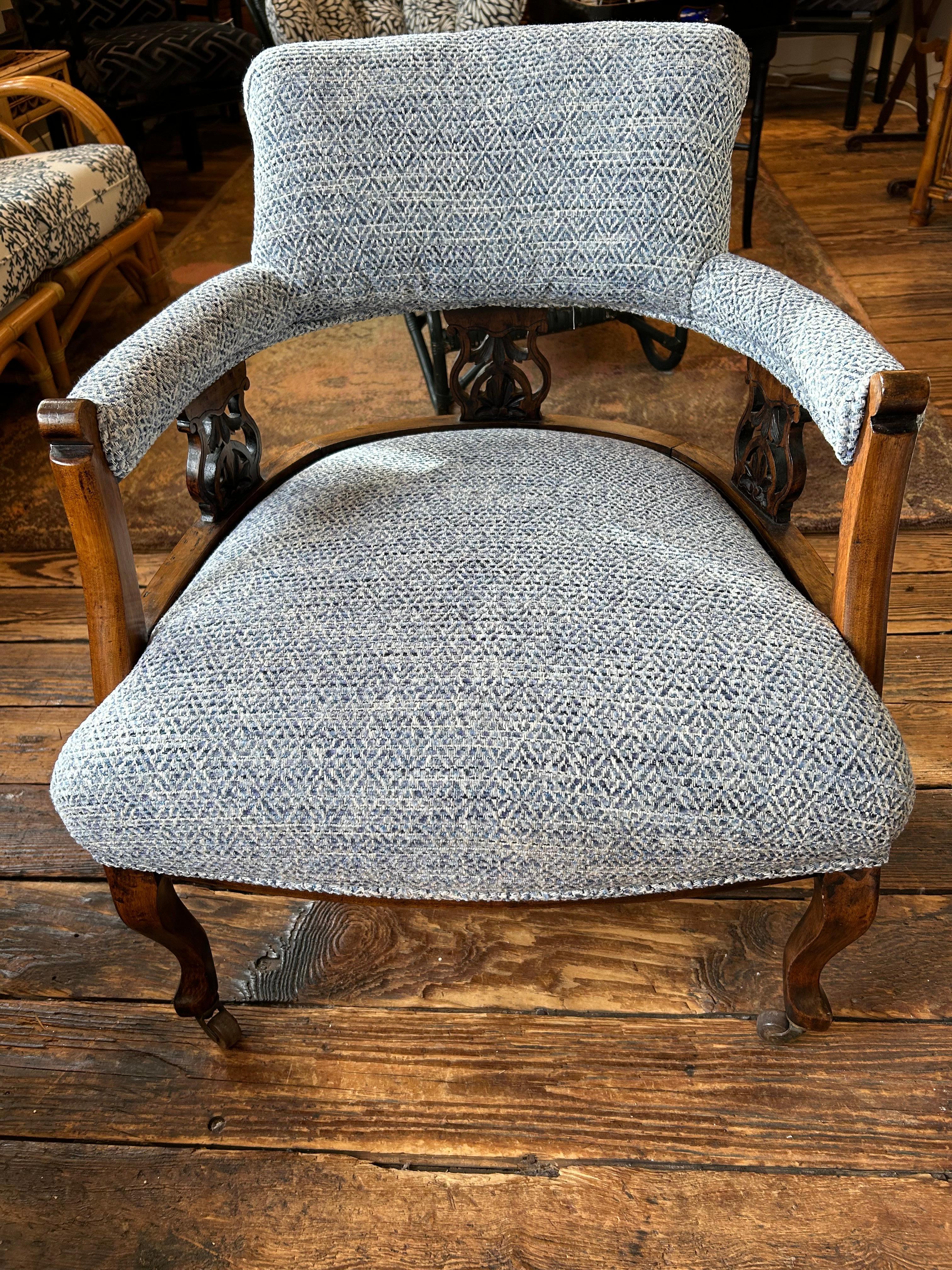 Charmant fauteuil victorien récemment mis à jour en vente 3