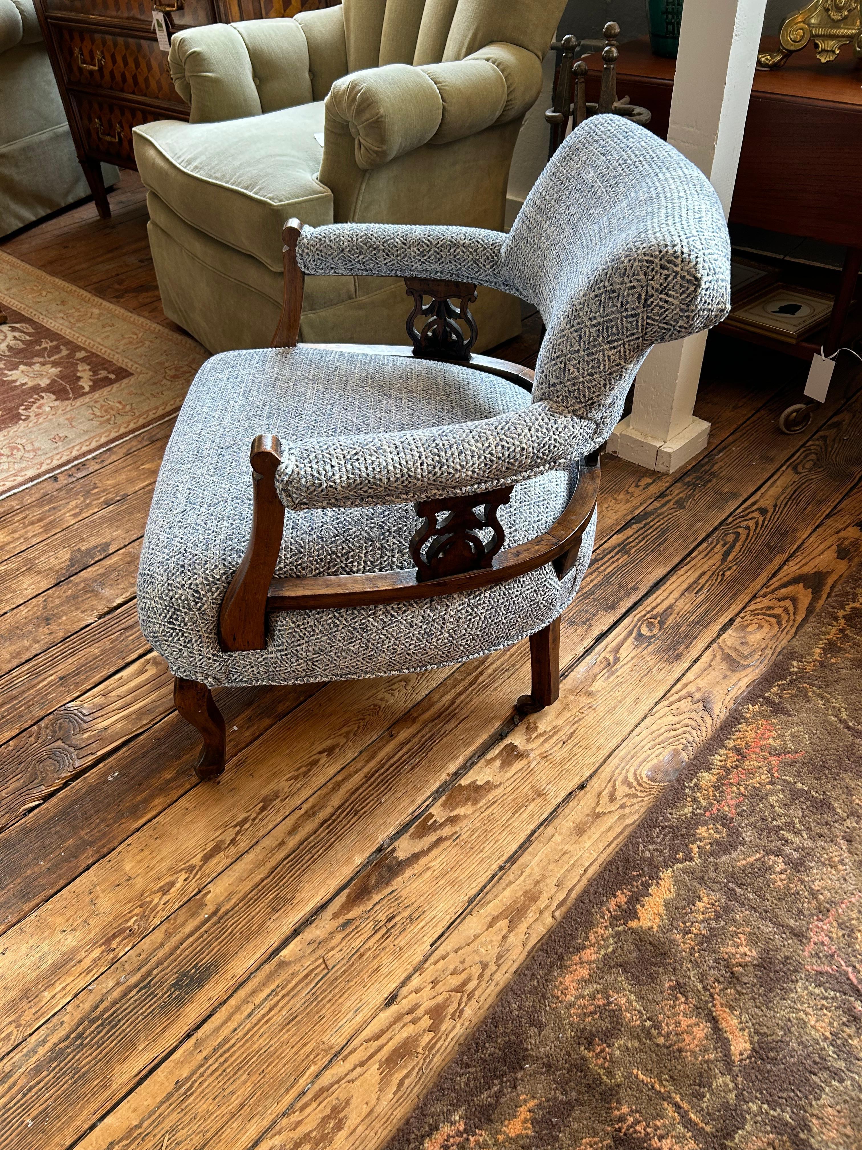 Fauteuil victorien élégant et modernisé, petit et bas, super confortable et sur roulettes.  Le tissu nubby bleu et blanc lui confère une touche masculine.
Hauteur d'accoudoir 21,5
Profondeur d'assise 22
