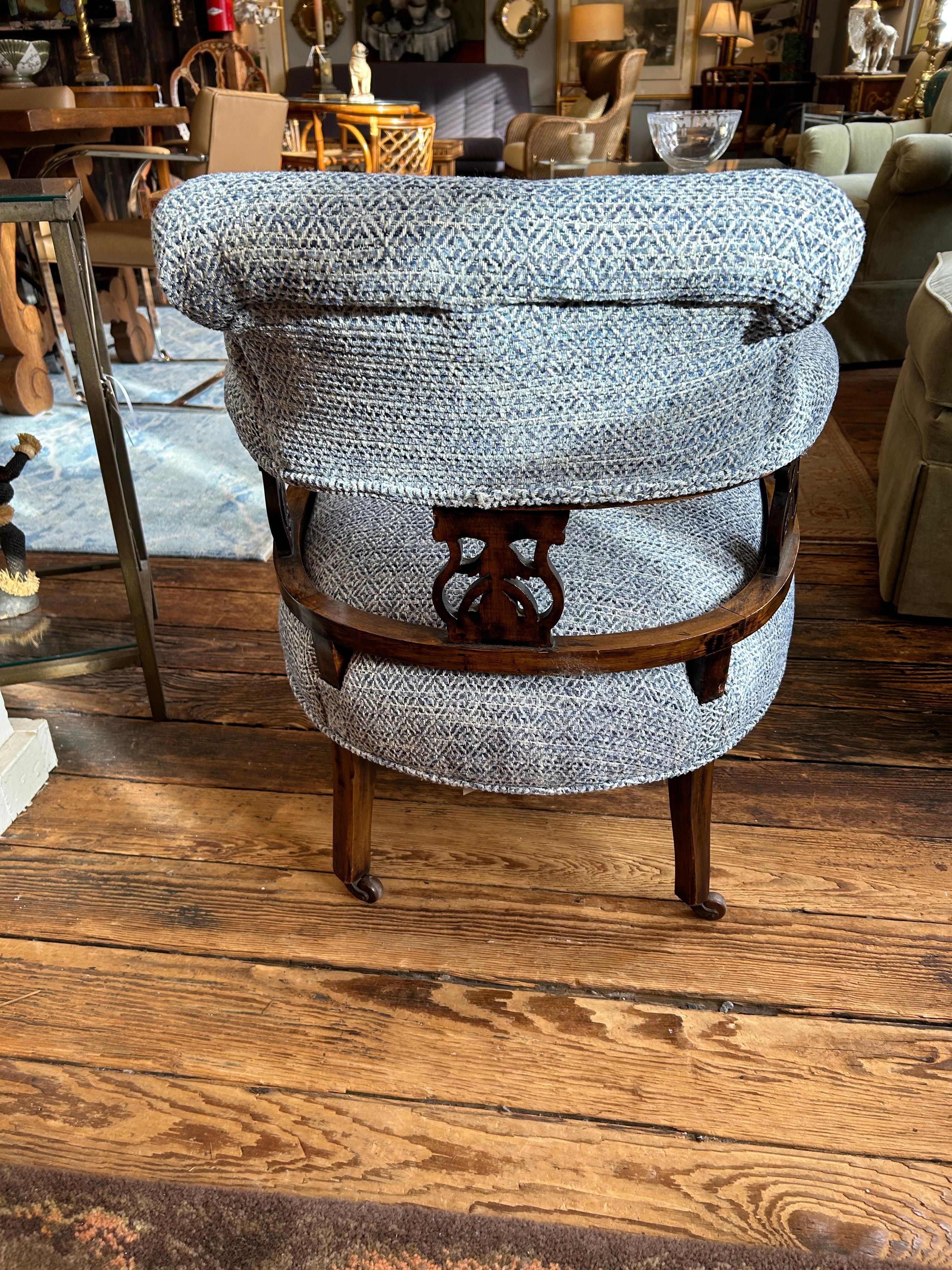 Américain Charmant fauteuil victorien récemment mis à jour en vente
