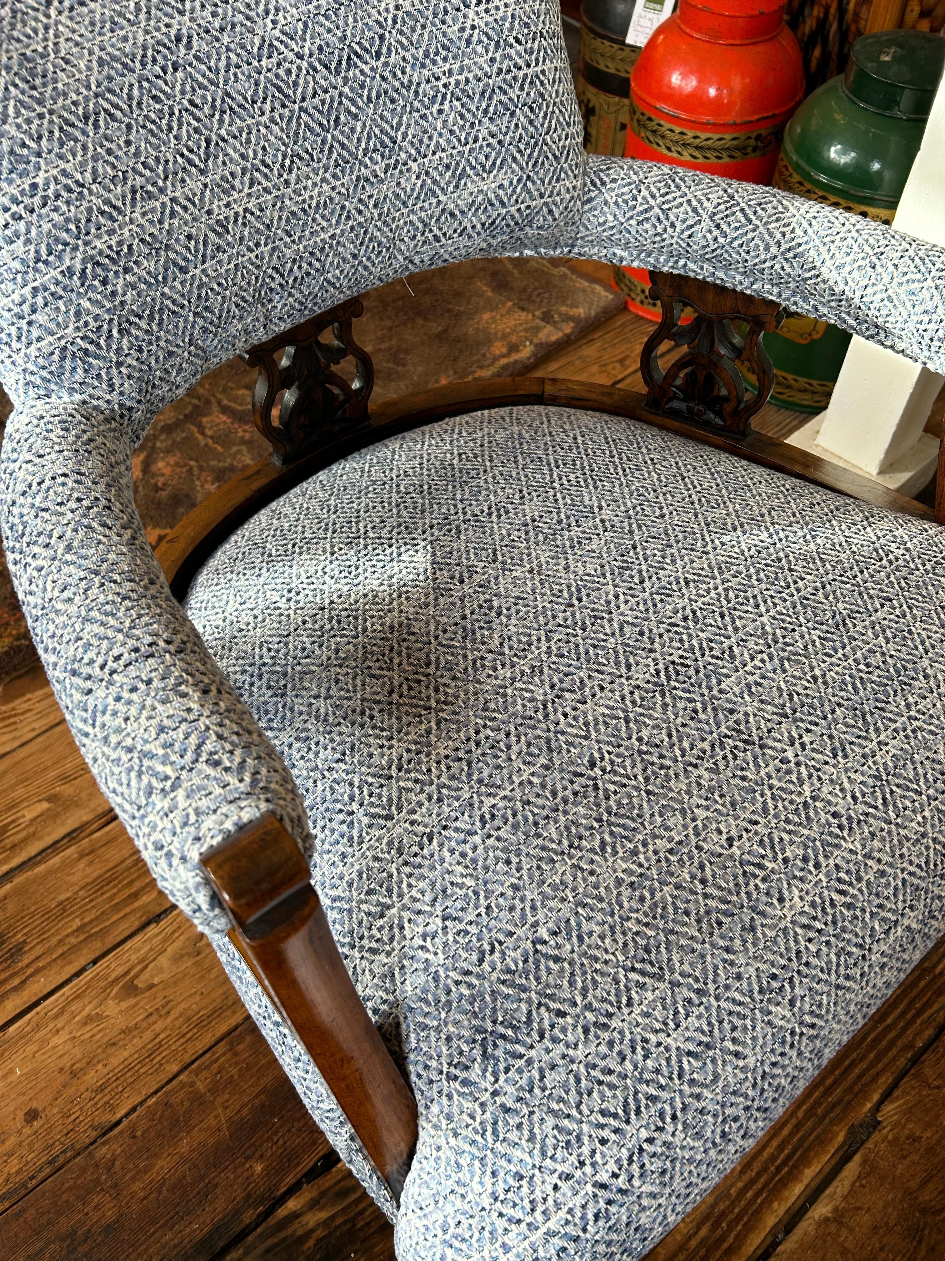 Tissu d'ameublement Charmant fauteuil victorien récemment mis à jour en vente