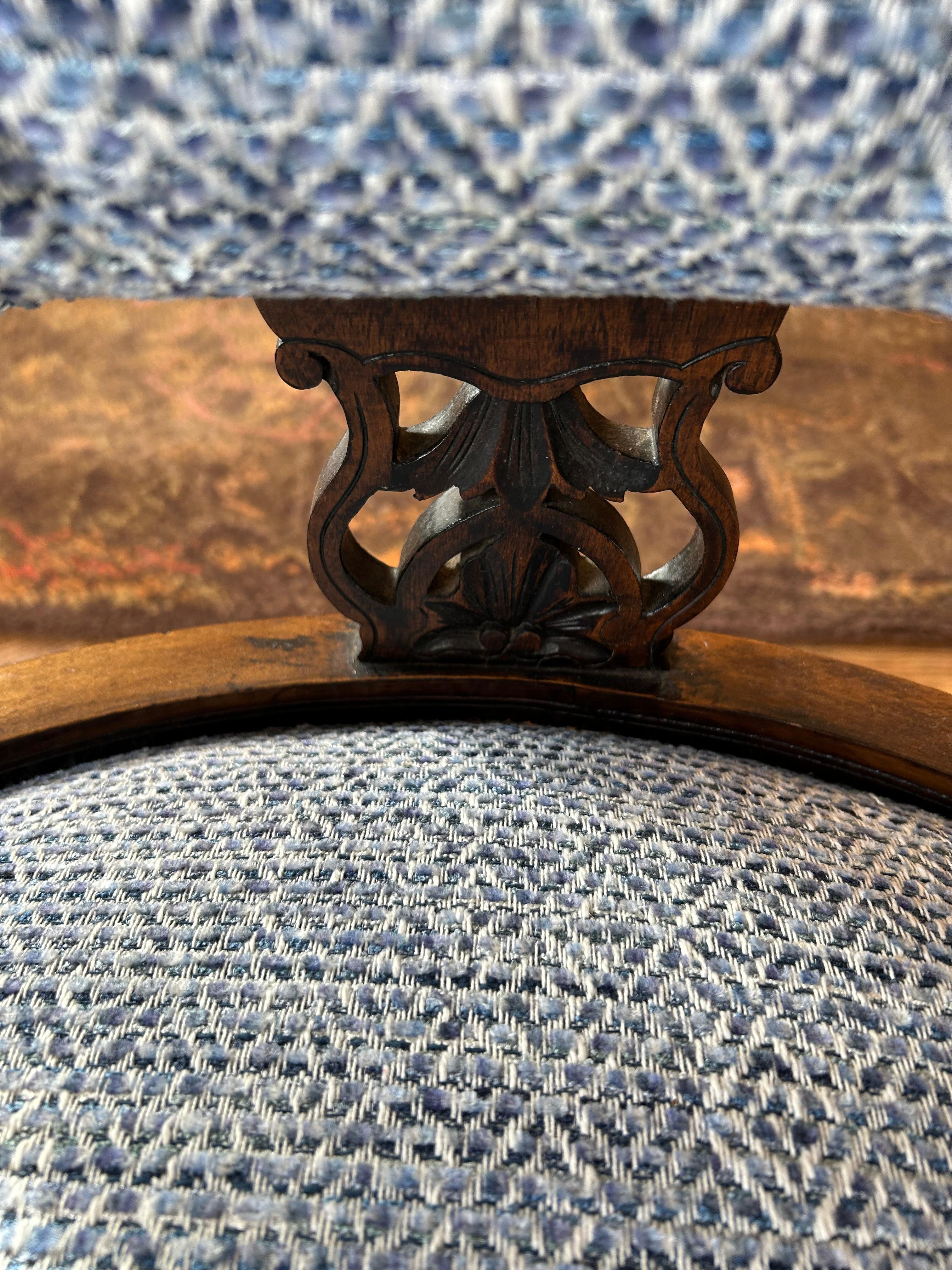 Charmant fauteuil victorien récemment mis à jour en vente 1