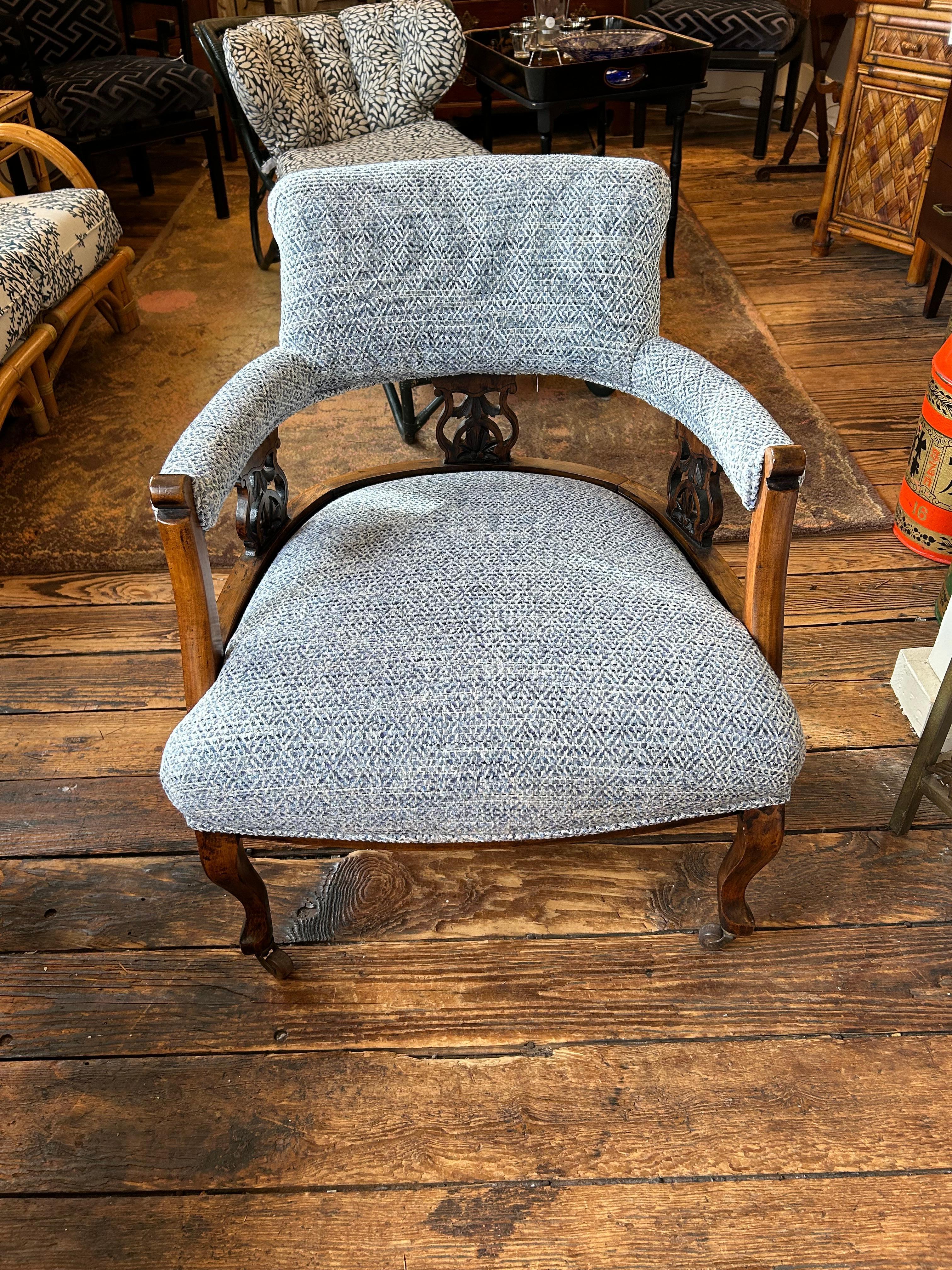 Charmant fauteuil victorien récemment mis à jour en vente 2