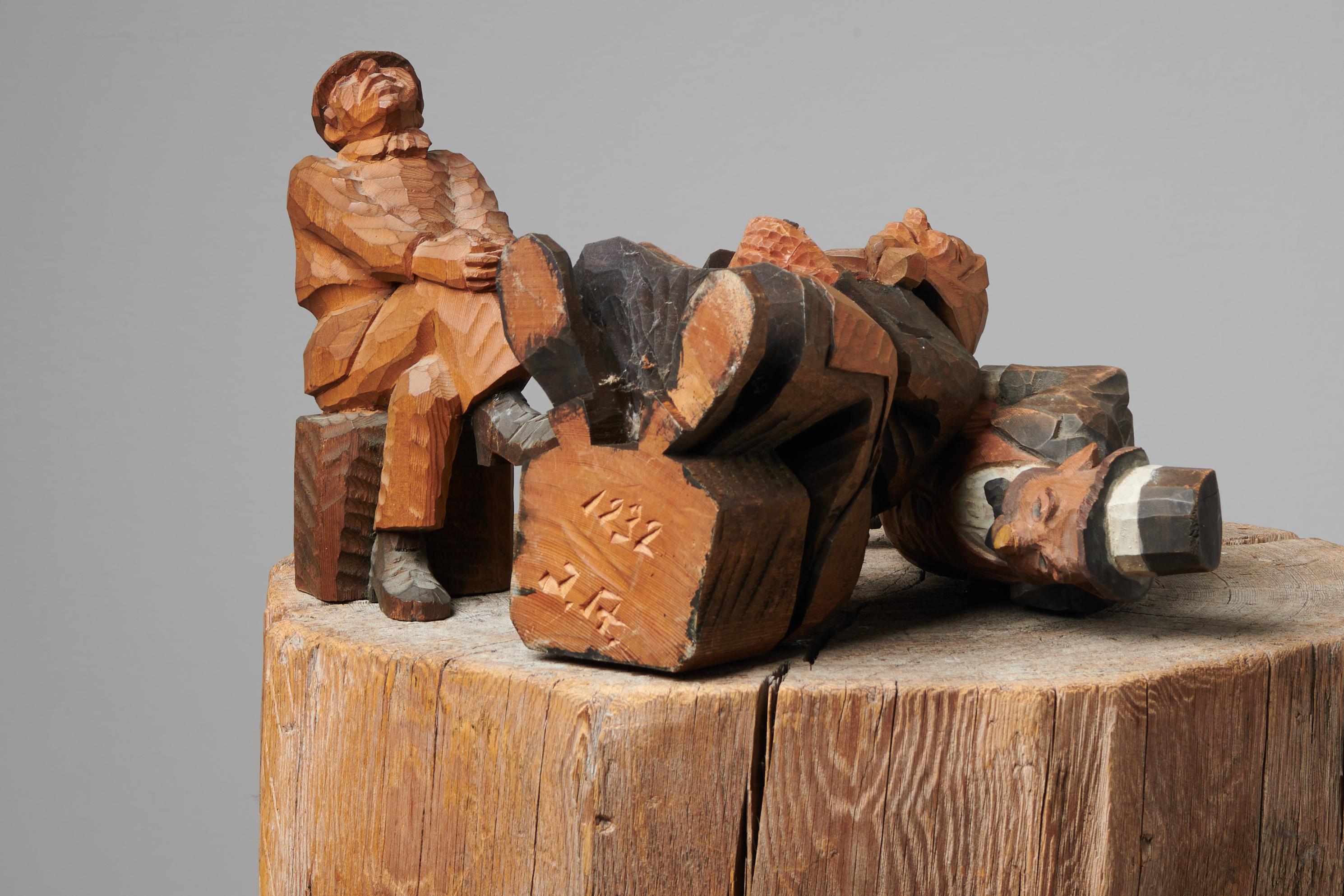 Charmante nordschwedische handgefertigte Volkskunst-Holzfiguren aus Holz (Schwedisch) im Angebot