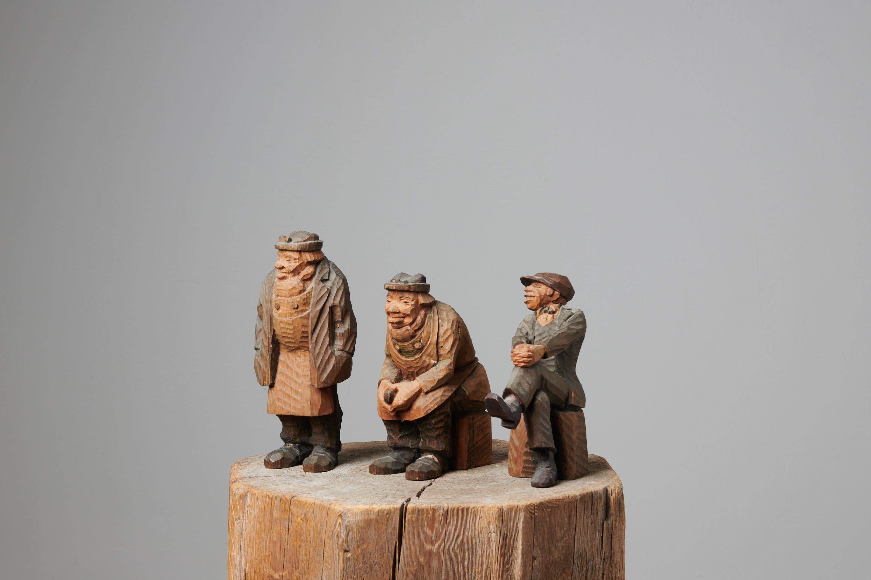 20ième siècle Charmantes figurines en bois artisanales suédoises du Nord, fabriquées à la main en vente