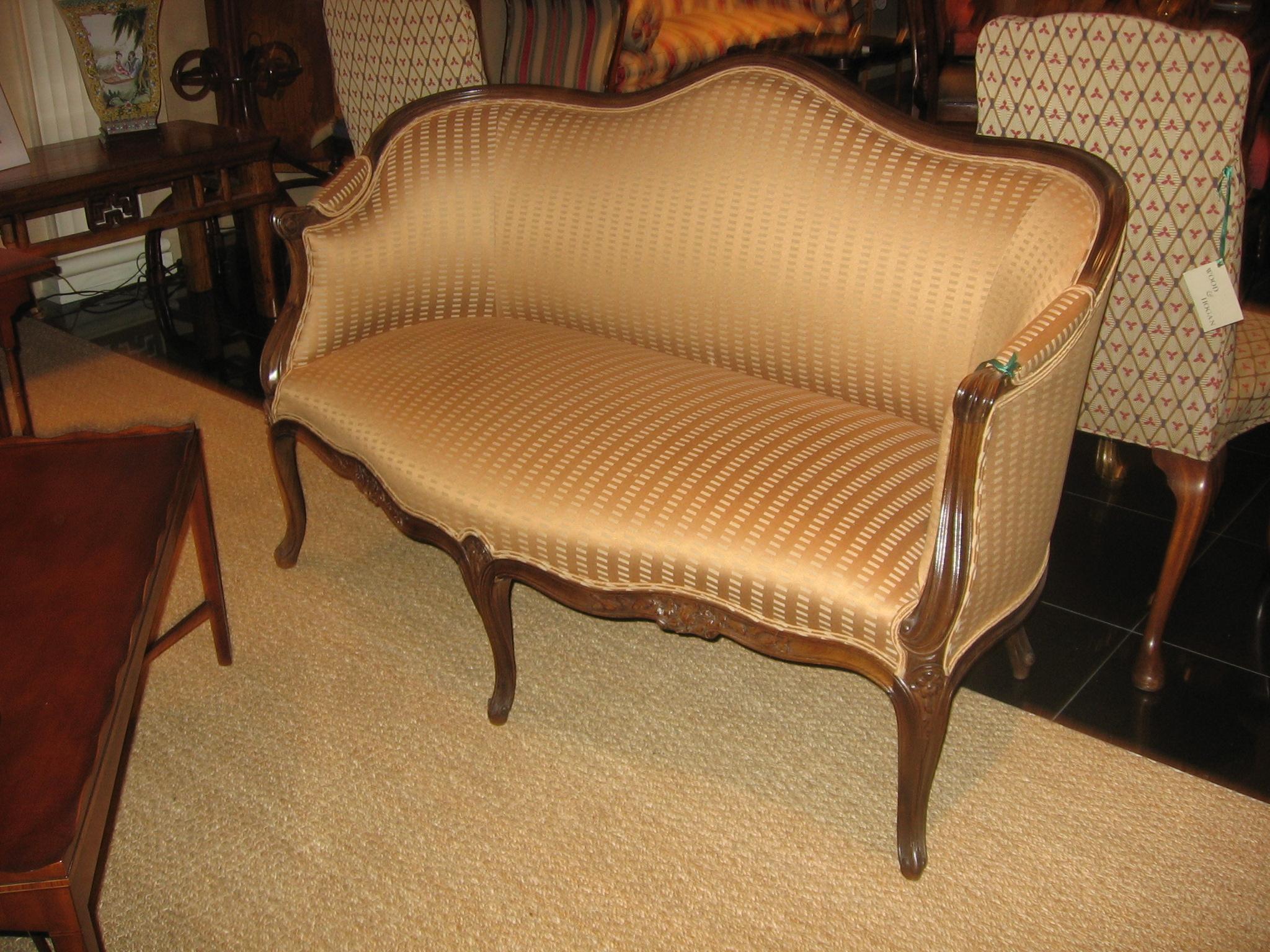 Ein charmantes gepolstertes Sofa im alten französischen Hepplewhite-Stil mit geschnitztem Holzrahmen (Handgeschnitzt) im Angebot