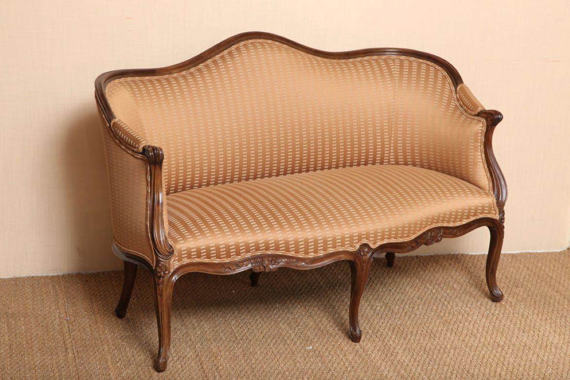 Ein charmantes gepolstertes Sofa im alten französischen Hepplewhite-Stil mit geschnitztem Holzrahmen im Zustand „Gut“ im Angebot in North Salem, NY