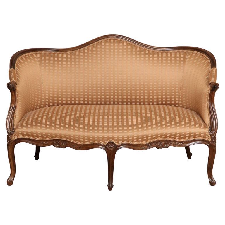 Ein charmantes gepolstertes Sofa im alten französischen Hepplewhite-Stil mit geschnitztem Holzrahmen im Angebot
