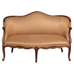 Ein charmantes gepolstertes Sofa im alten französischen Hepplewhite-Stil mit geschnitztem Holzrahmen