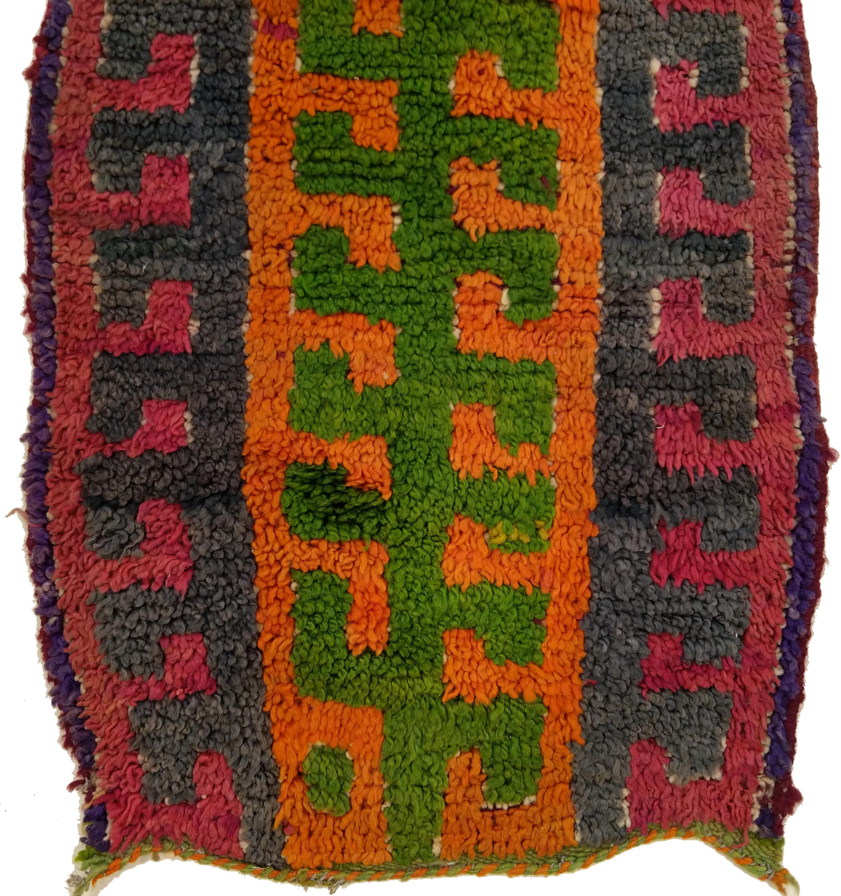 Un très charmant tapis berbère miniature, obtenu en détachant le panneau avant d'une taie d'oreiller empilée. Il a été fabriqué à la main par les tisserands très inventifs de la tribu des Ait Bou Ichaouen, située dans la province de Talsint, tout