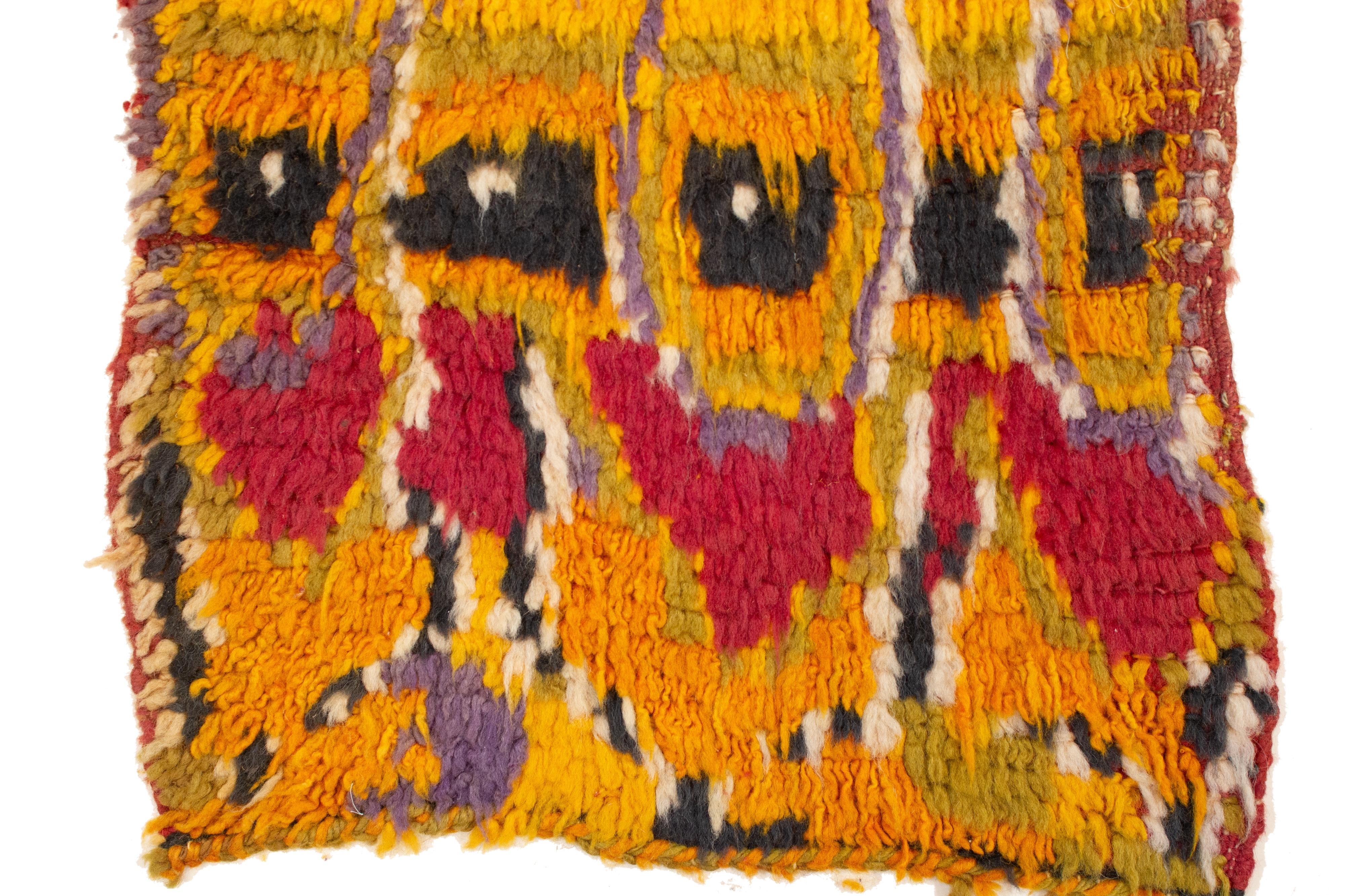 Una alfombra bereber en miniatura muy encantadora, que se obtiene desabrochando el panel frontal de una funda de almohada apilada. Fue fabricado a mano por los tejedores de gran inventiva de la tribu de Ait Bou Ichaouen, situada en la provincia de
