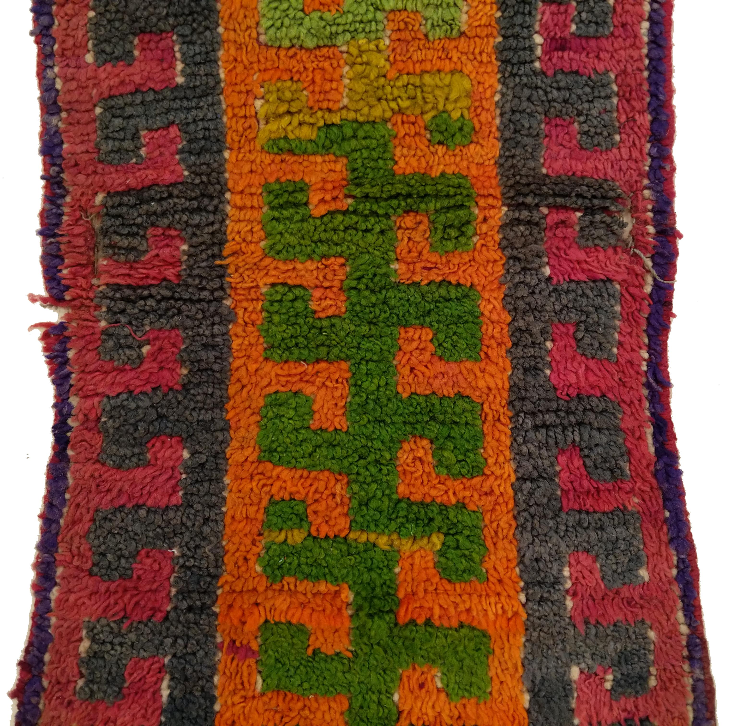 Tribal Charmant vieux tapis berbère marocain miniature à motif géométrique abstrait en vente
