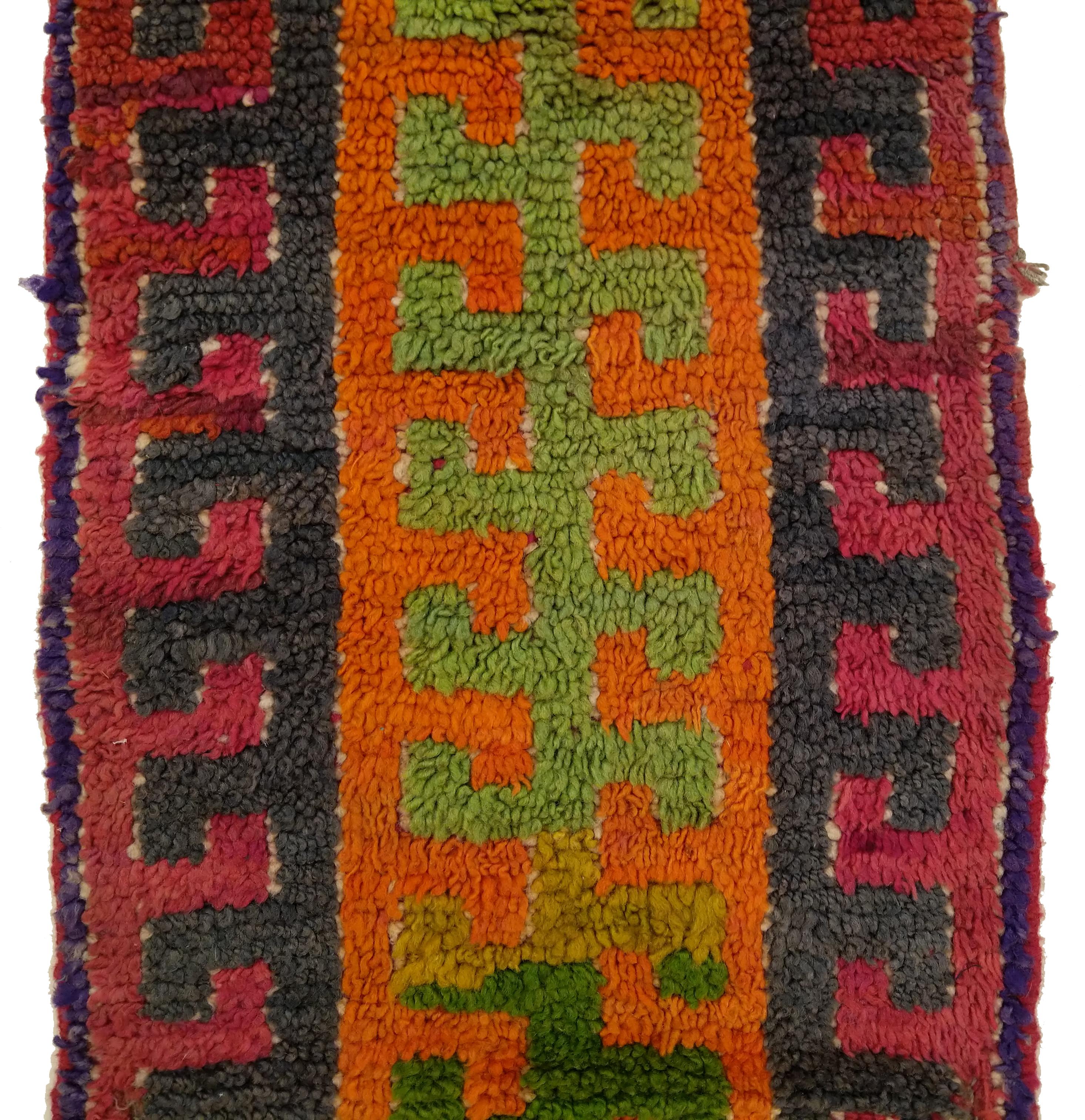 Marocain Charmant vieux tapis berbère marocain miniature à motif géométrique abstrait en vente