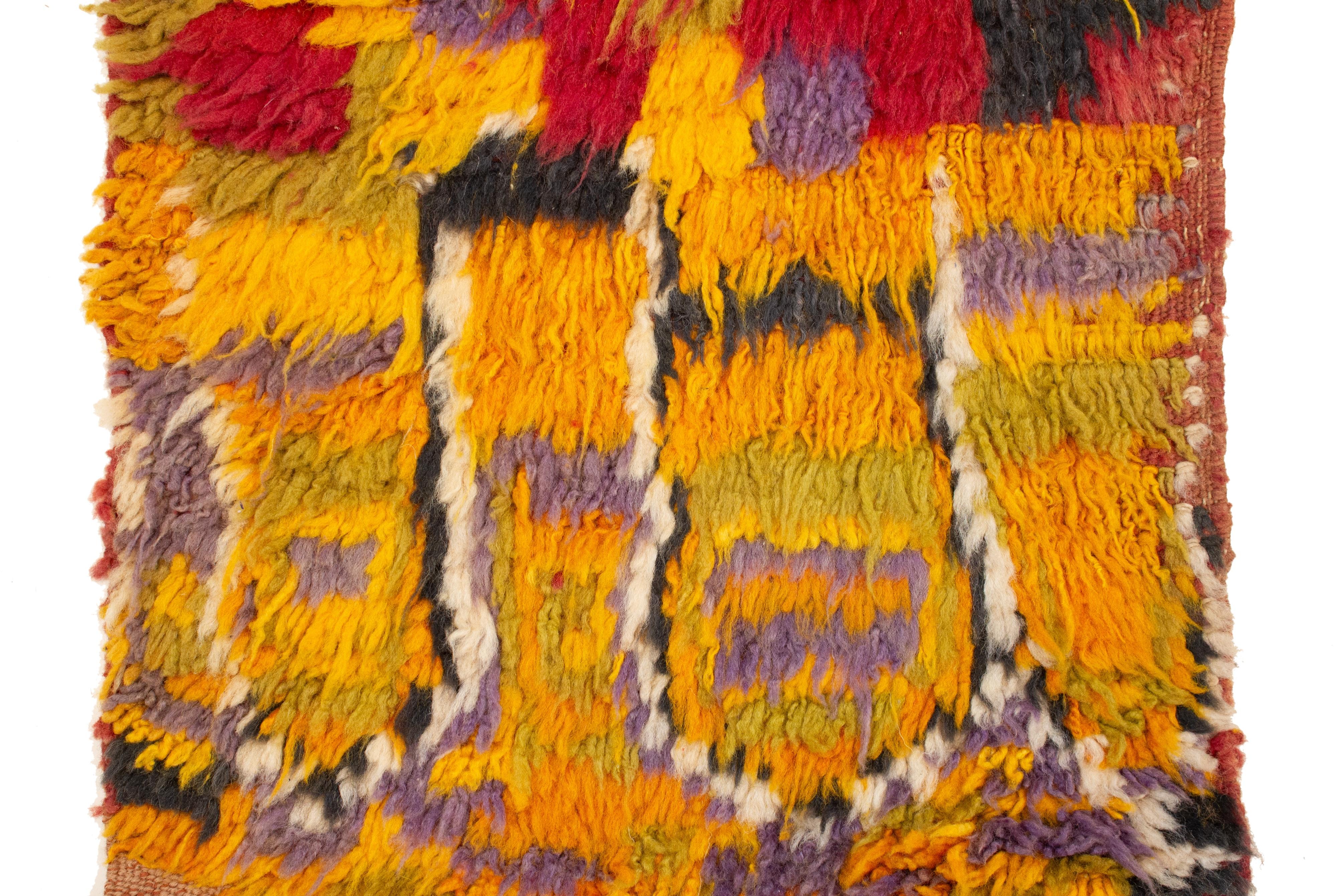 Encantadora alfombra bereber marroquí antigua en miniatura con dibujo geométrico abstracto Marroquí en venta